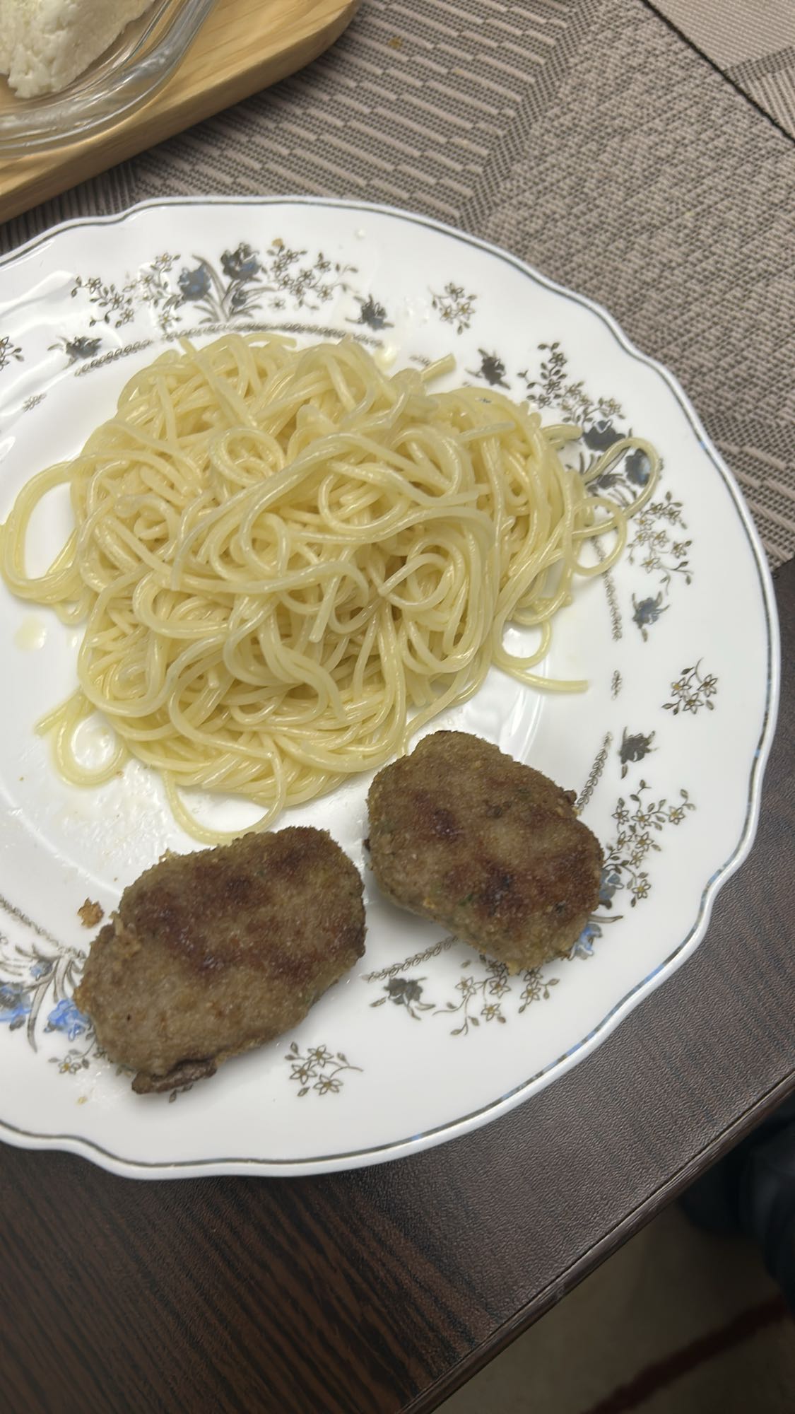 макароны с котлетами