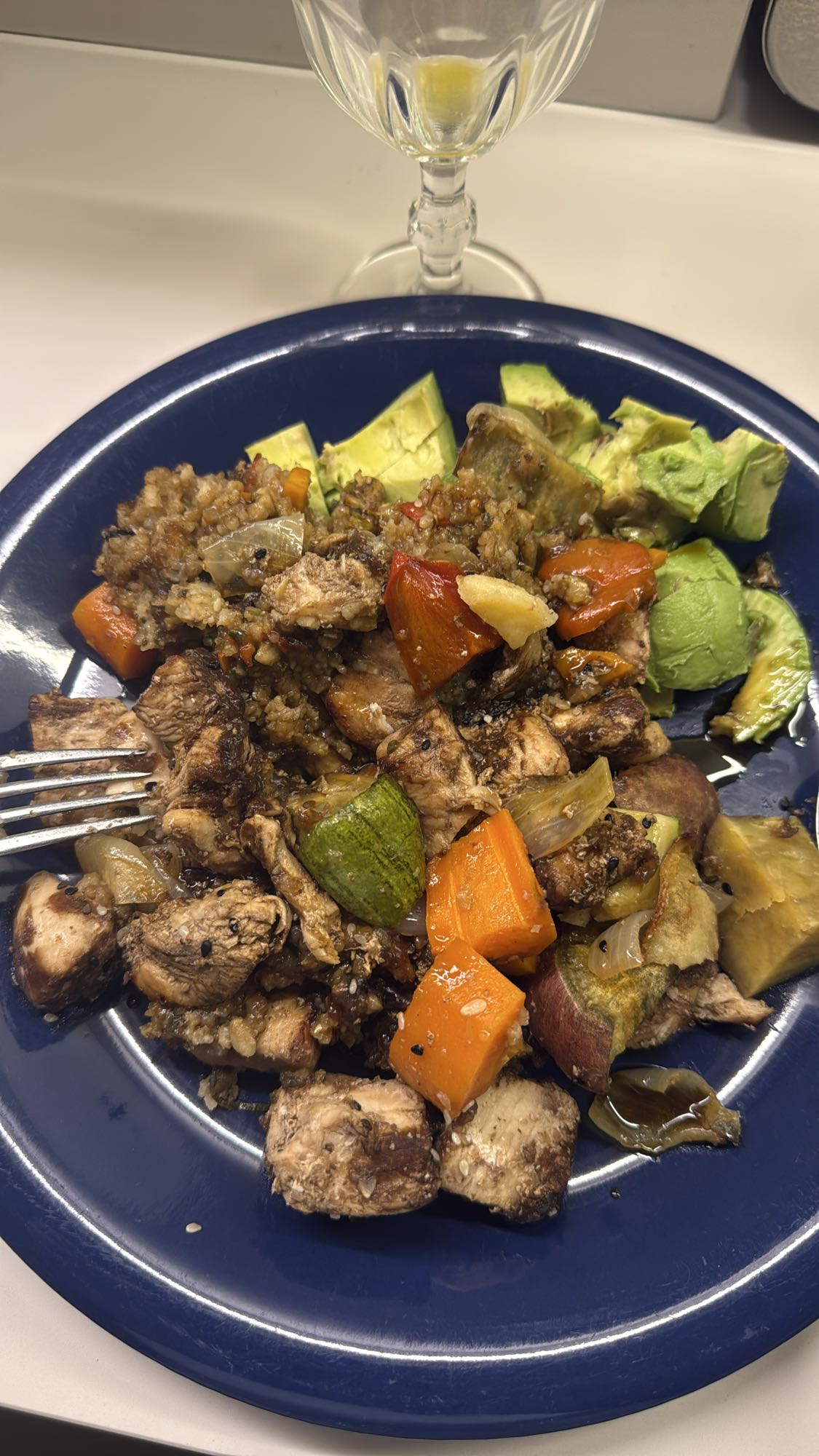 Pollo con verduras y aguacate