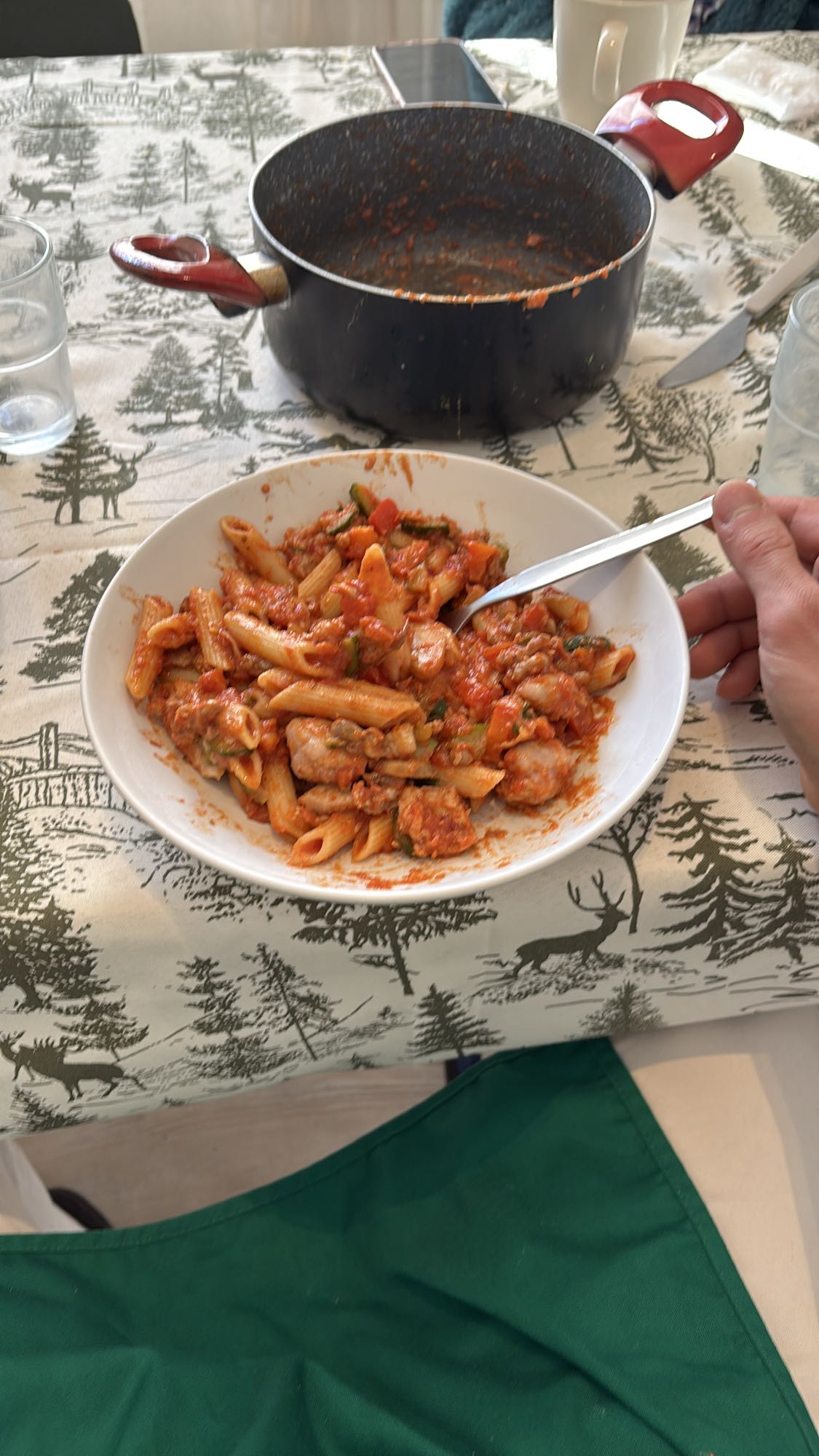 pasta con carne picada, chistorra y verduras