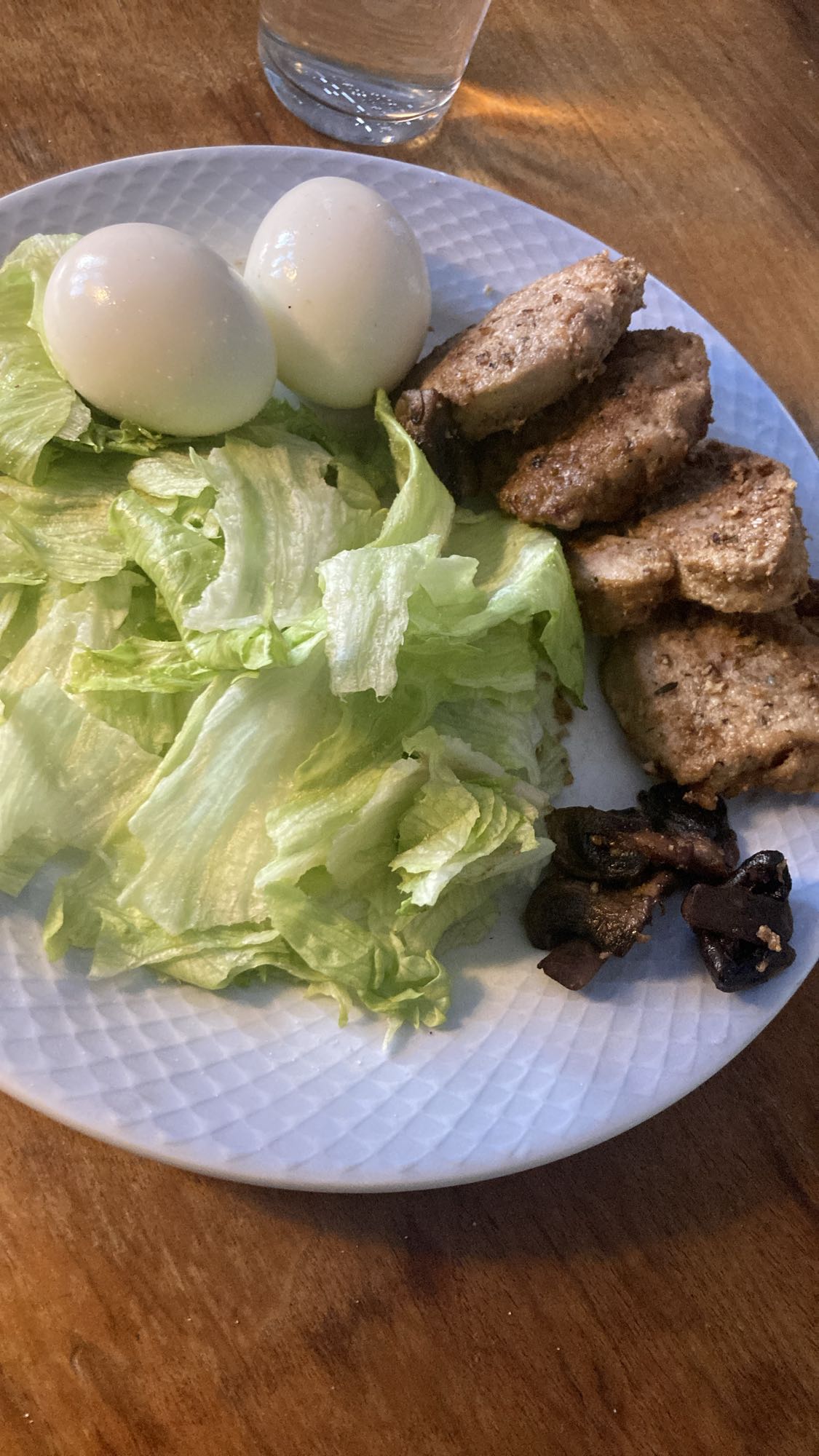 Fläskfilé med ägg och sallad