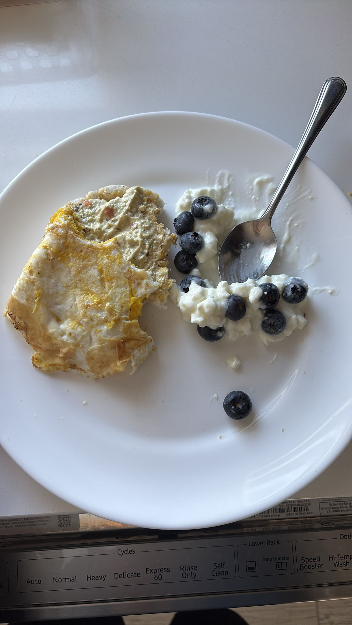 Omelette, fromage cottage, myrtilles et galette de riz