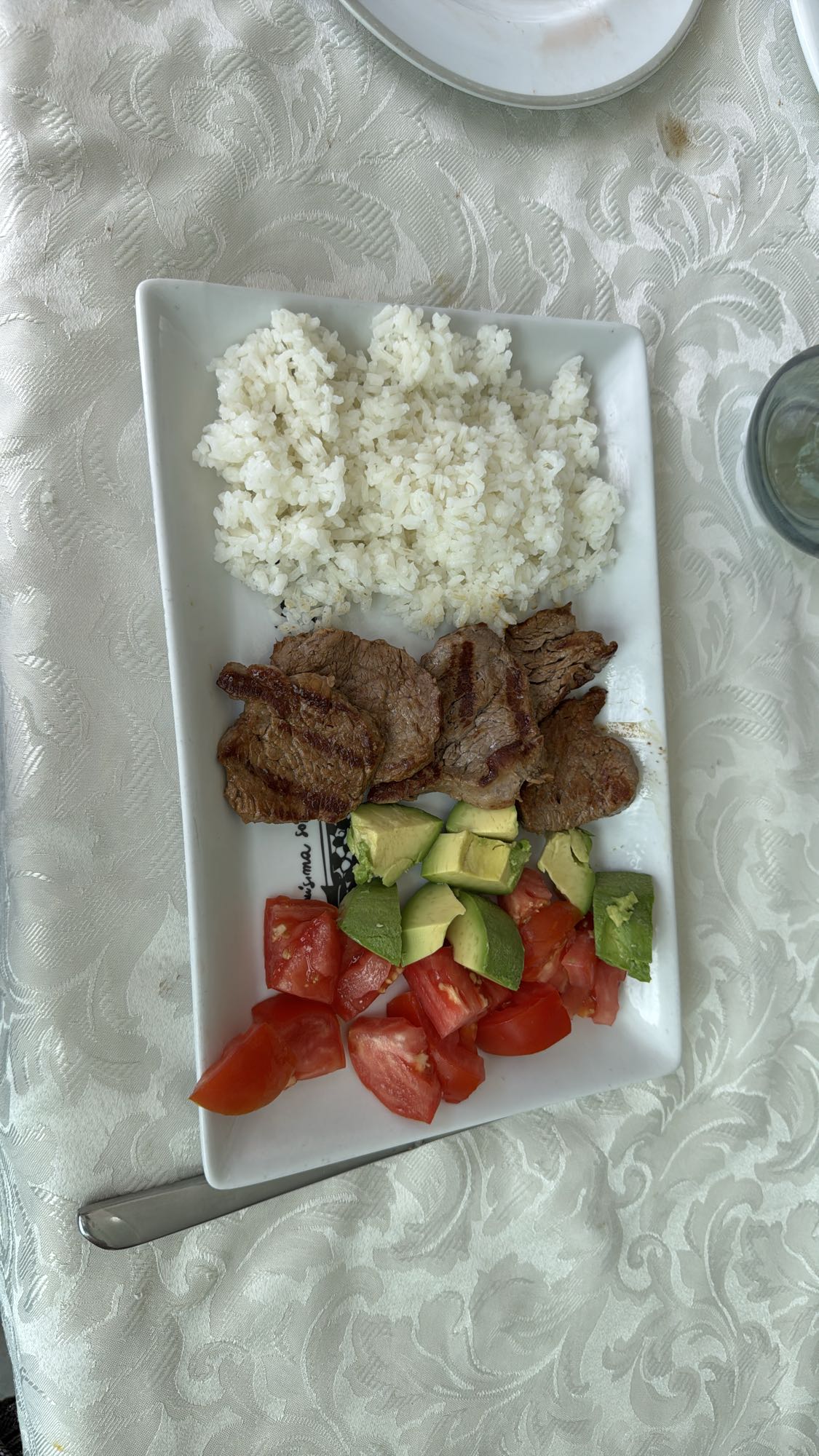 Plato de carne, arroz y ensalada