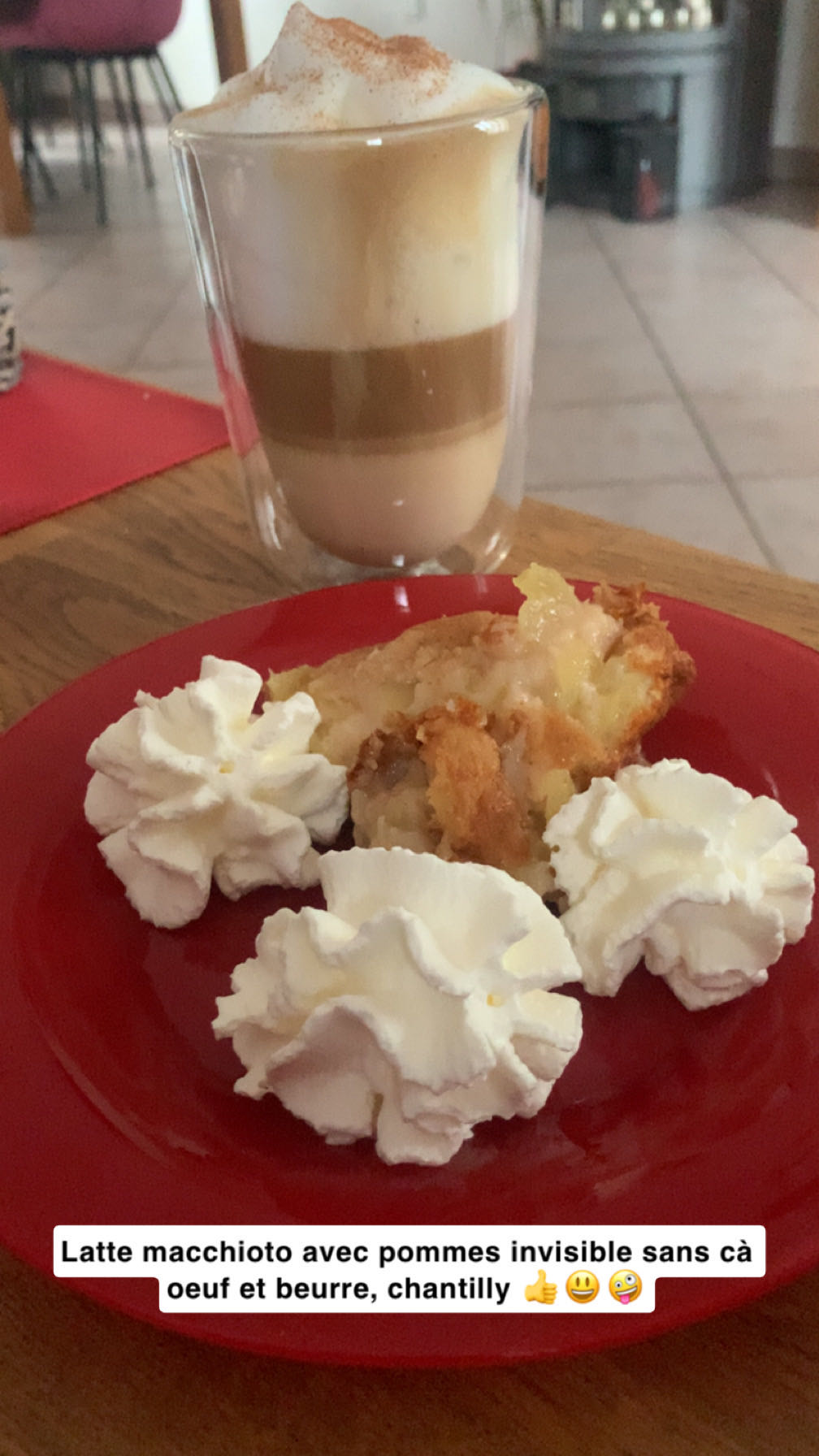 Latte et gâteau pommes chantilly