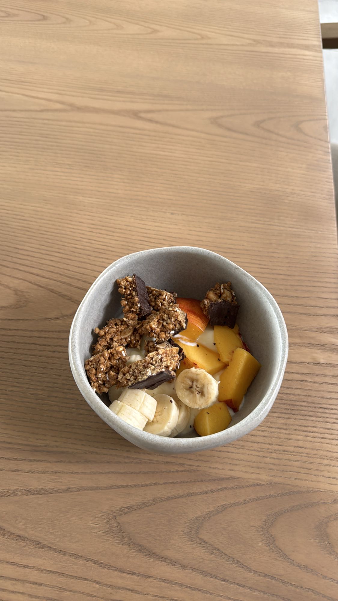 Bol de frutas y granola