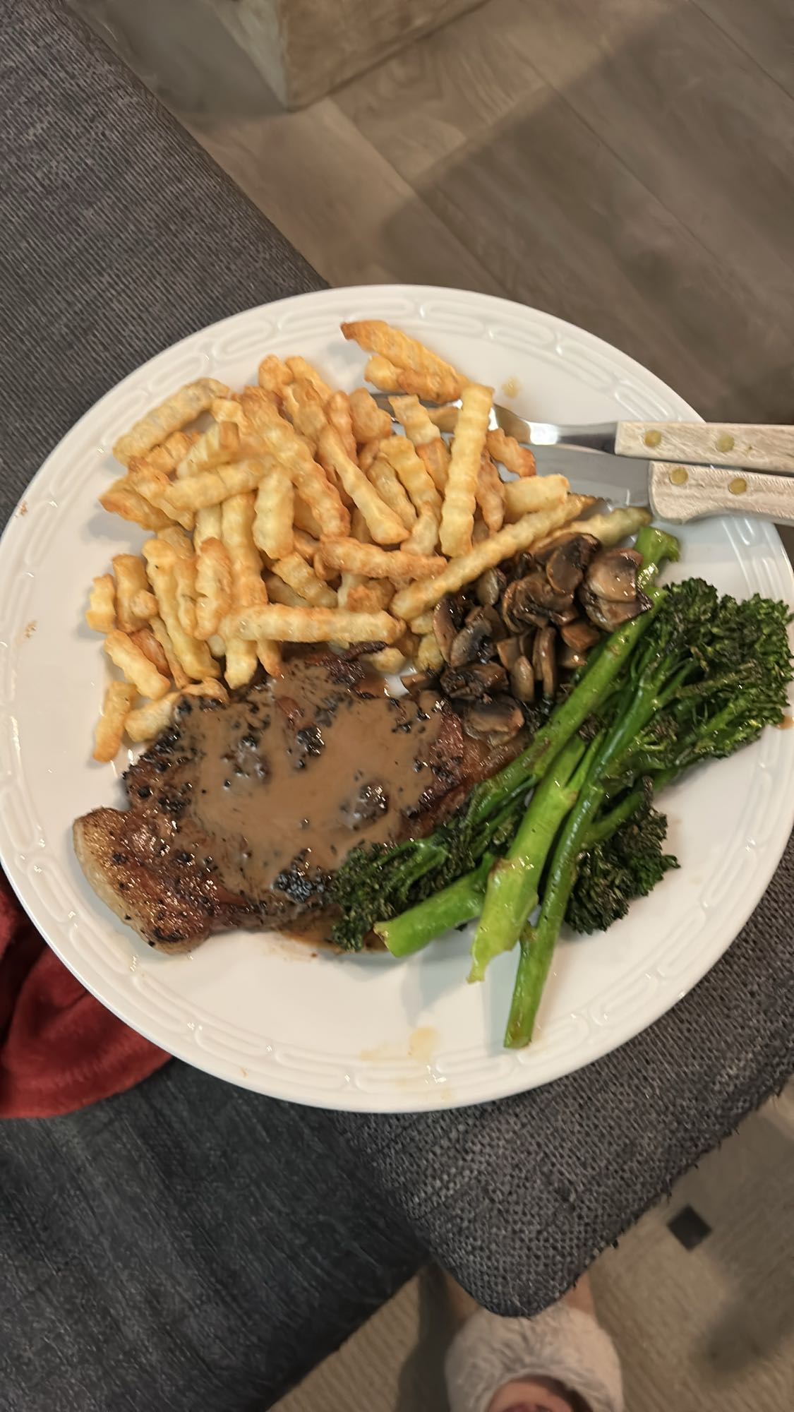 Biff med pommes og grønnsaker