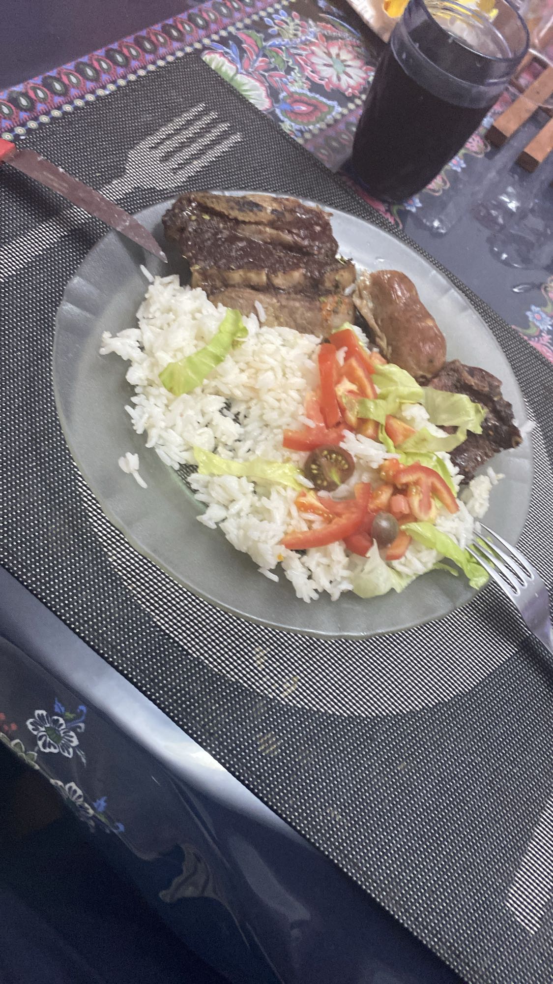 Carne asada con arroz y ensalada