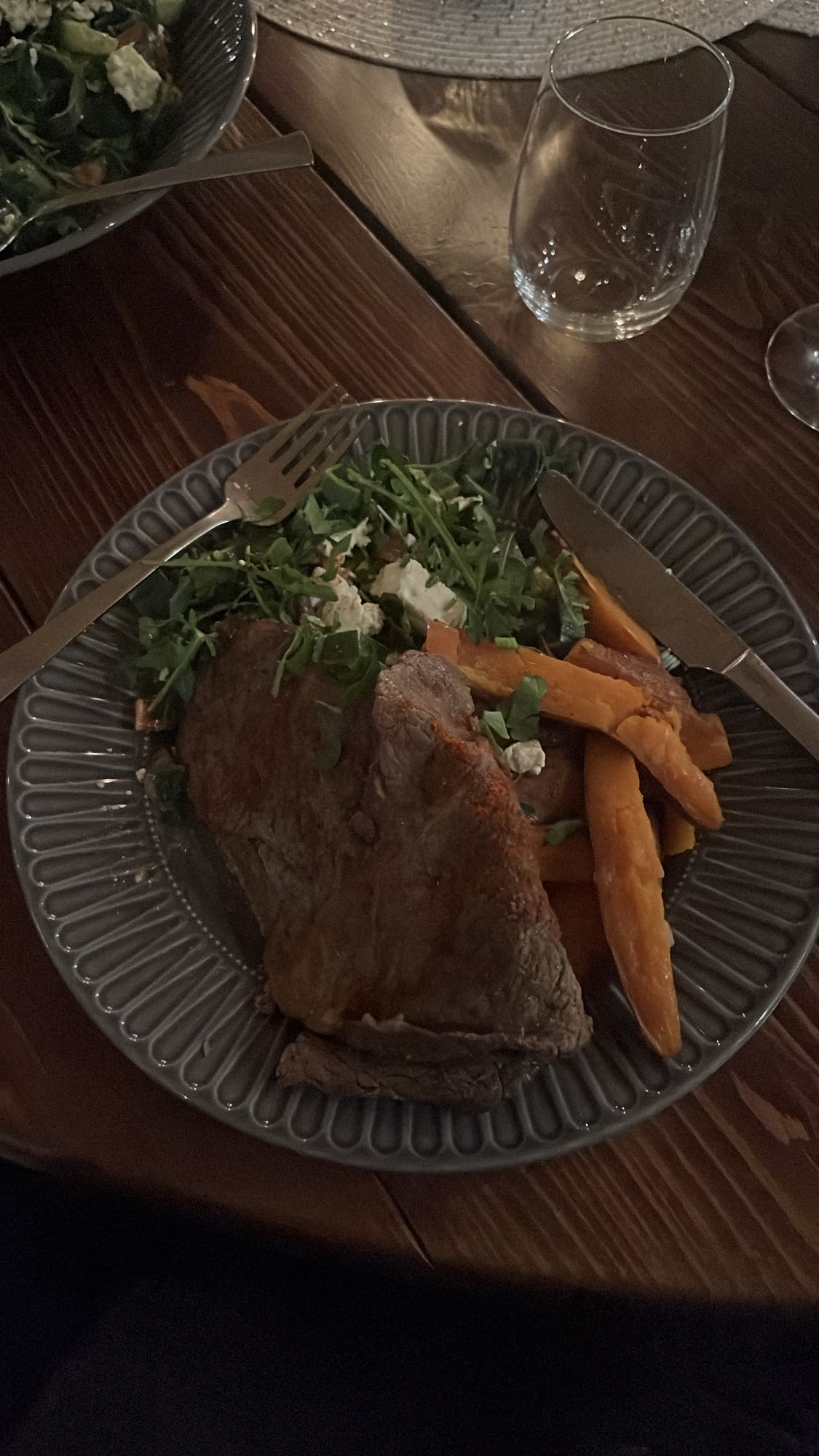 Biff med sötpotatis och sallad