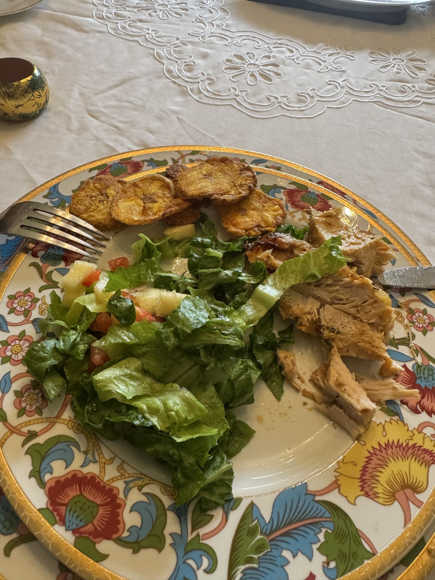 Pollo, tostones y ensalada