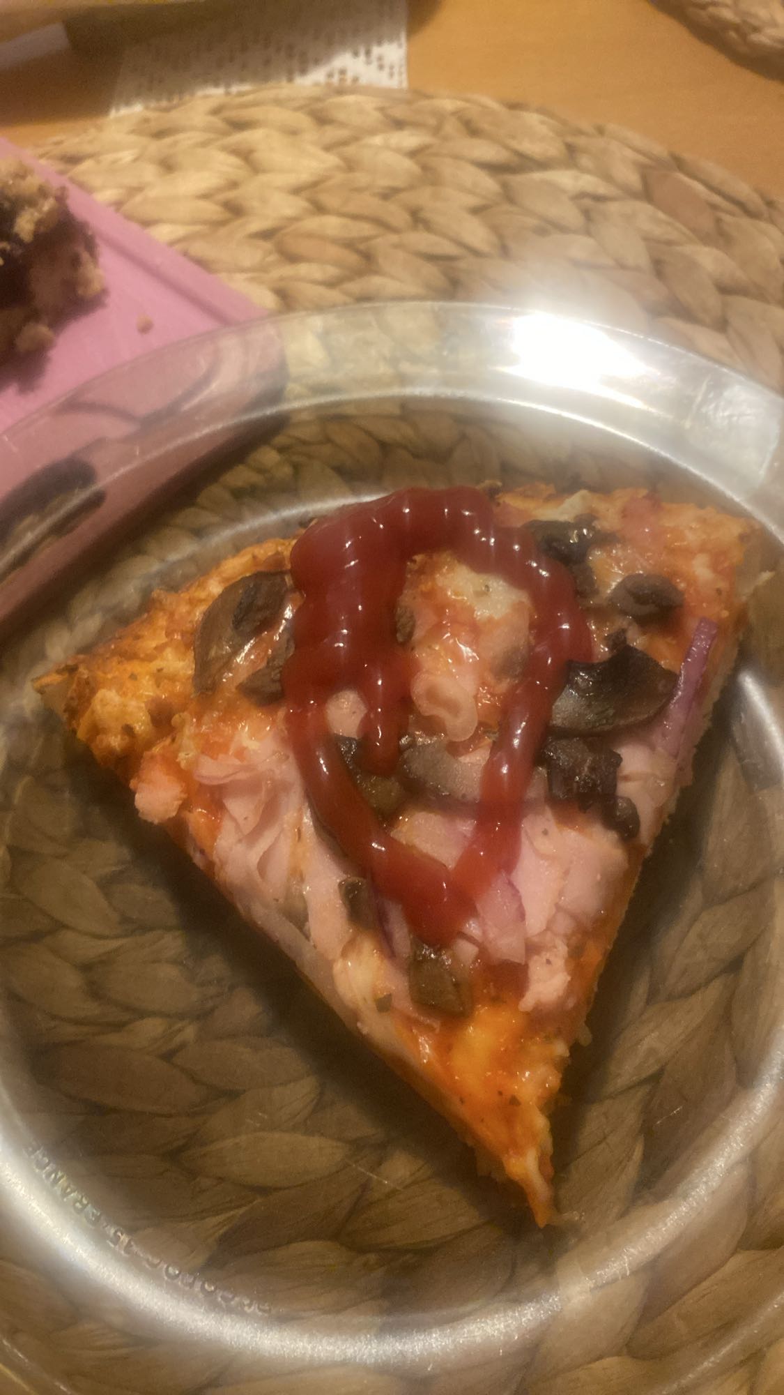 Kawałek pizzy z szynką