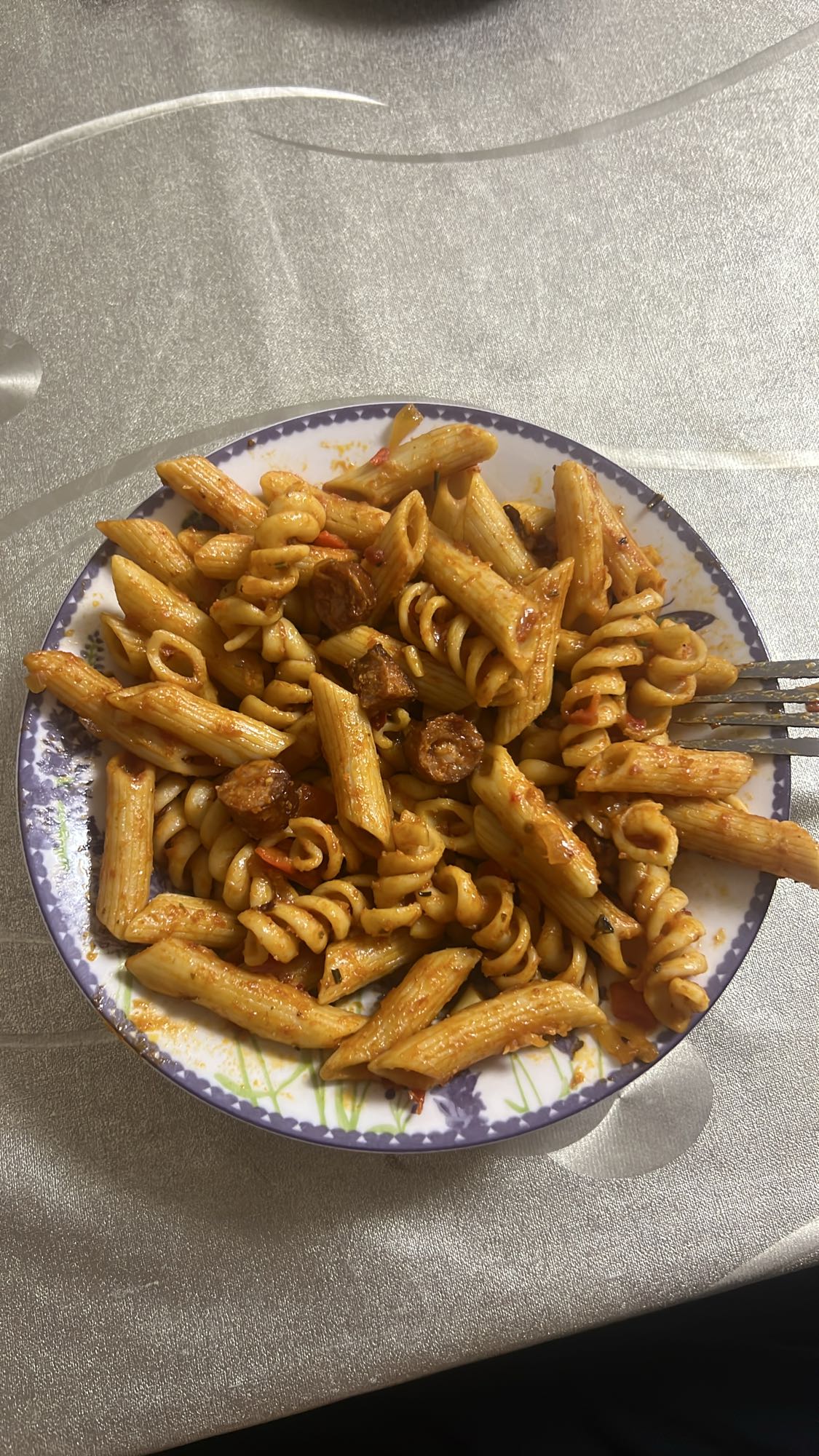 Paste cu cârnați și sos