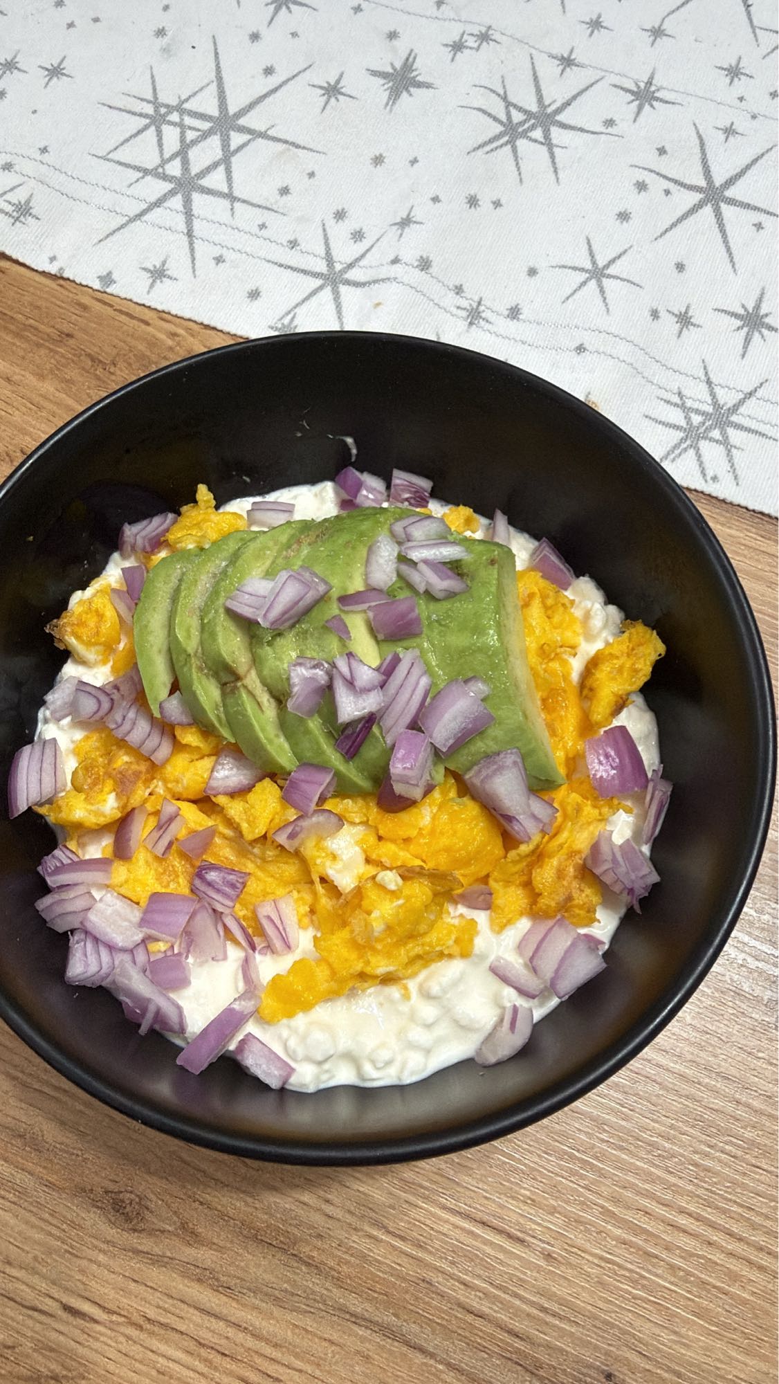 Mic dejun cu avocado și ou