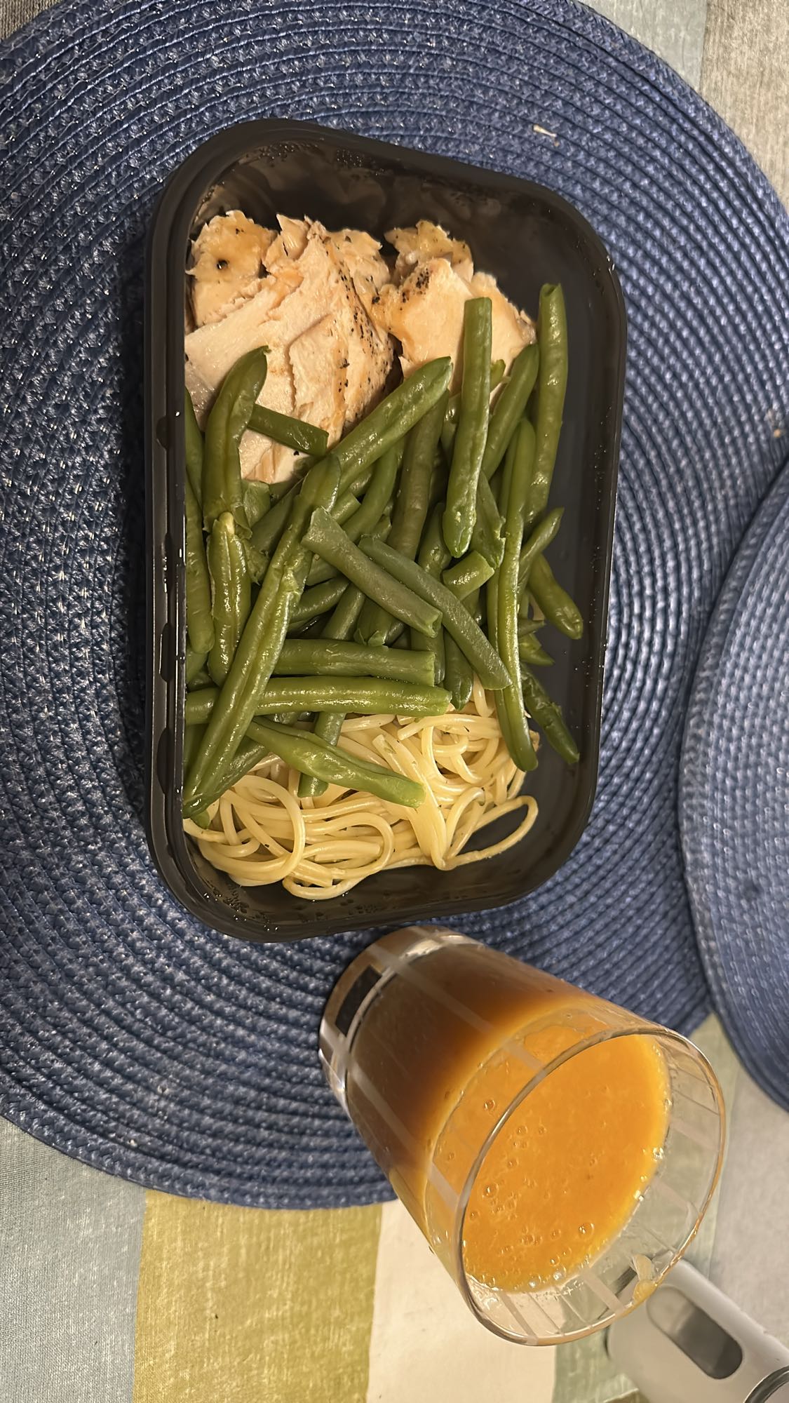 Lax, bönor, pasta & juice