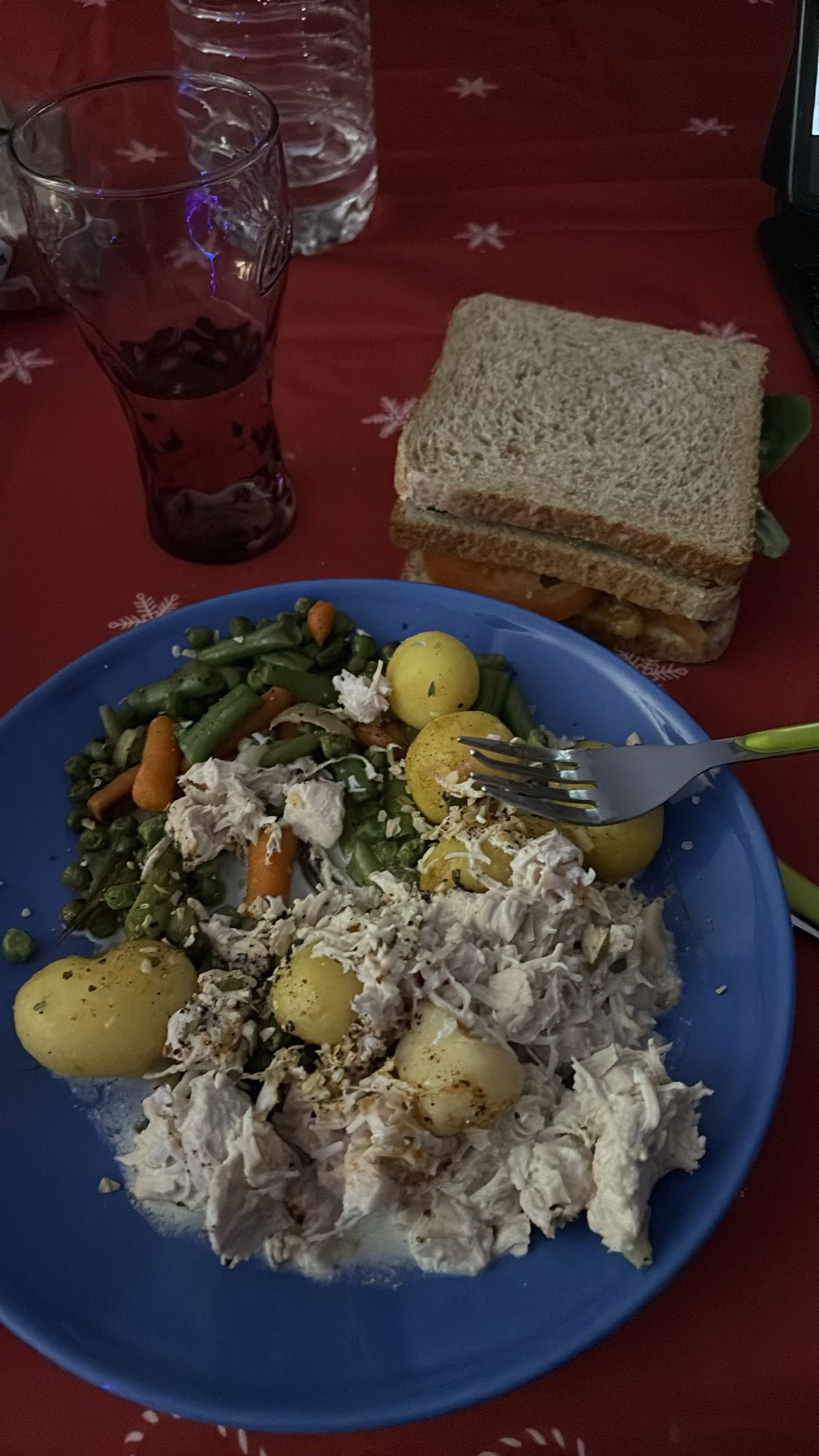 Poulet, légumes et sandwich