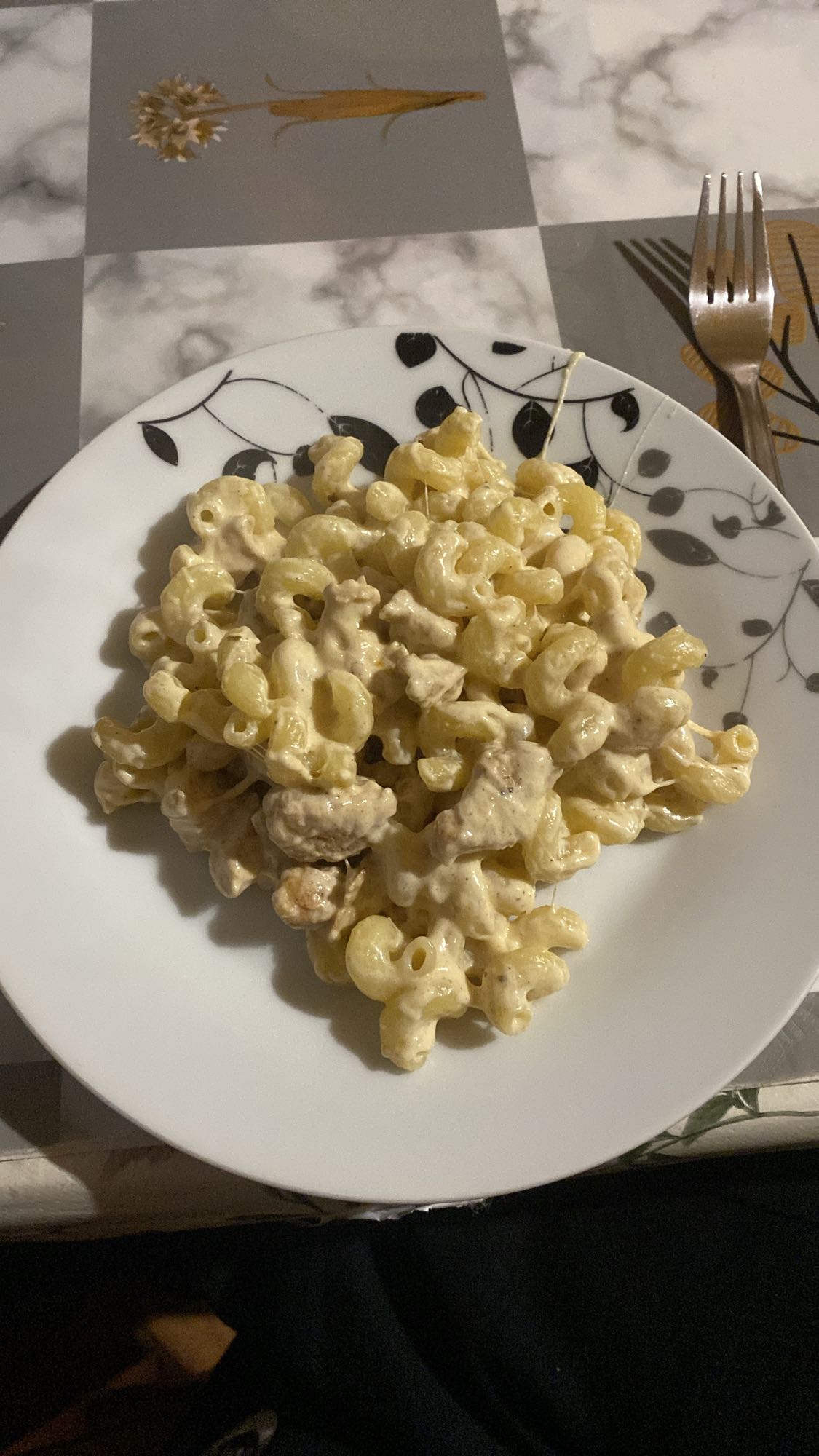 makaron z kurczakiem i sosem