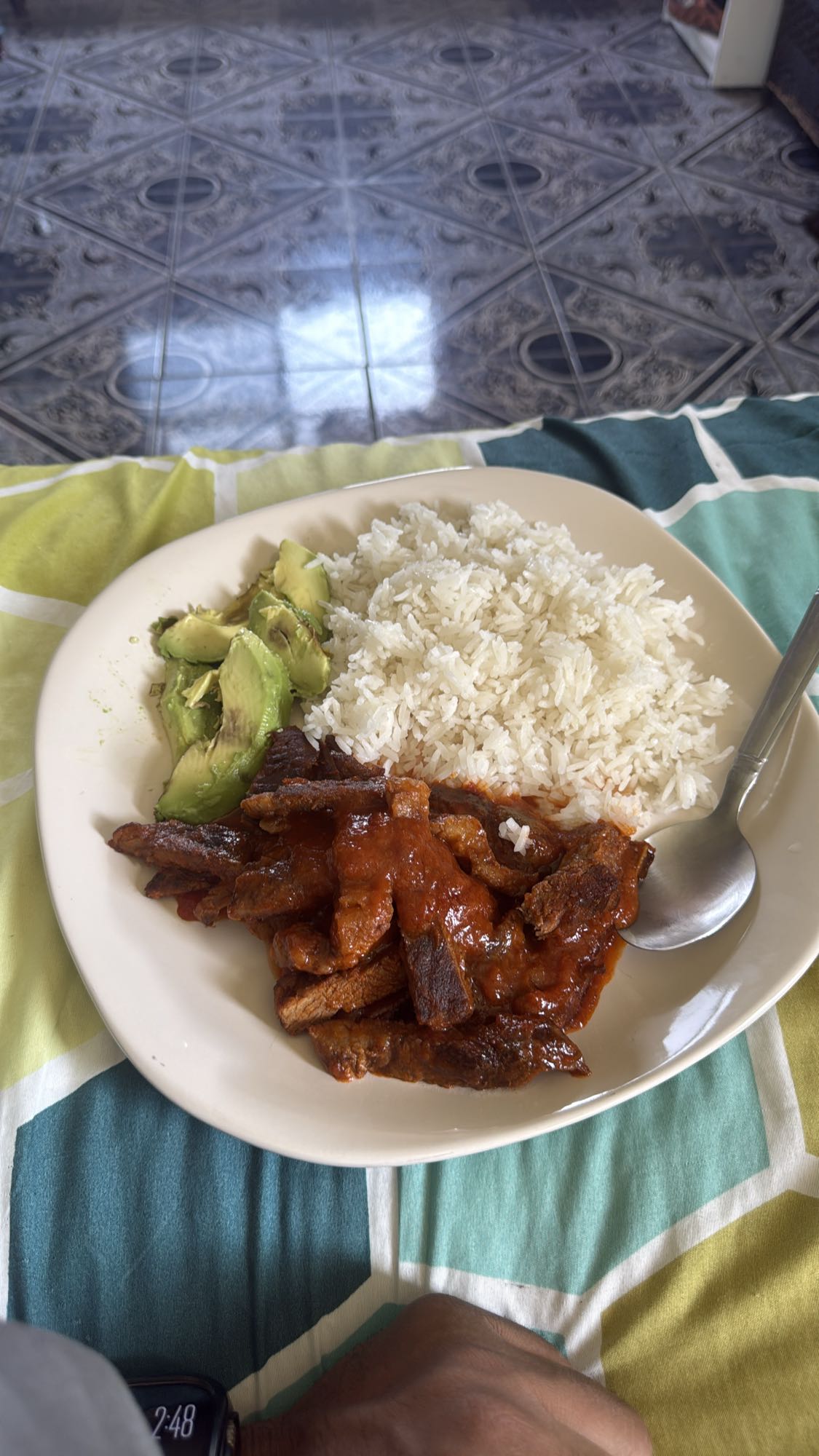 Carne con arroz y aguacate