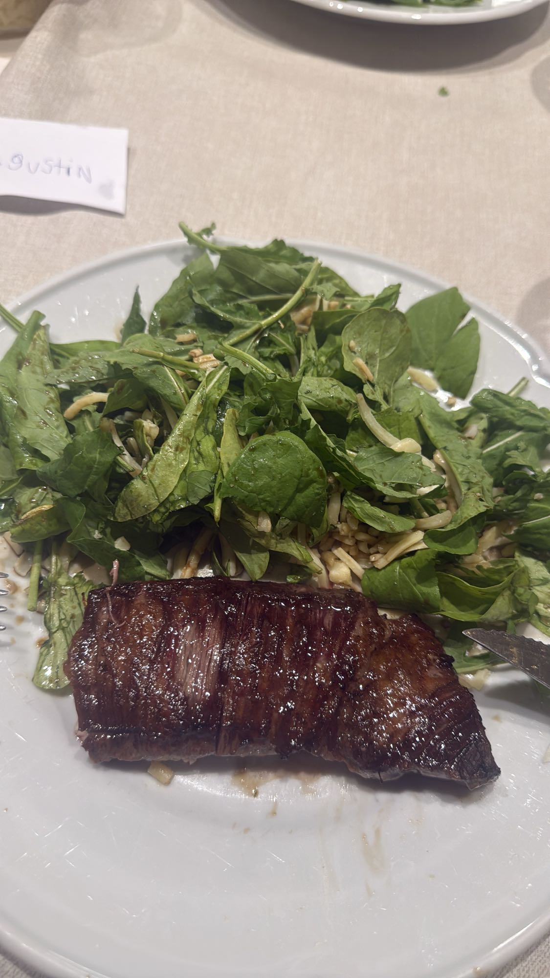 Ensalada y filete de res