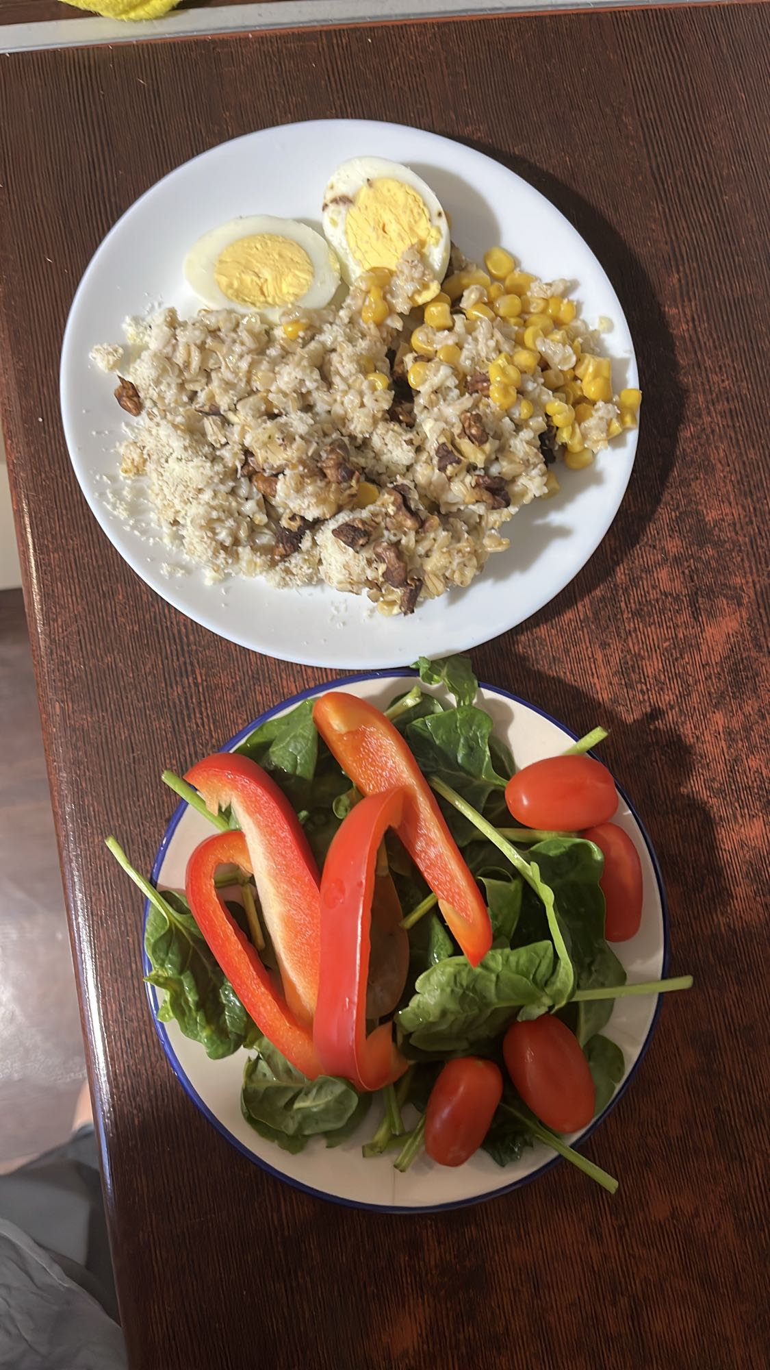 Овсянка с яйцом и салат