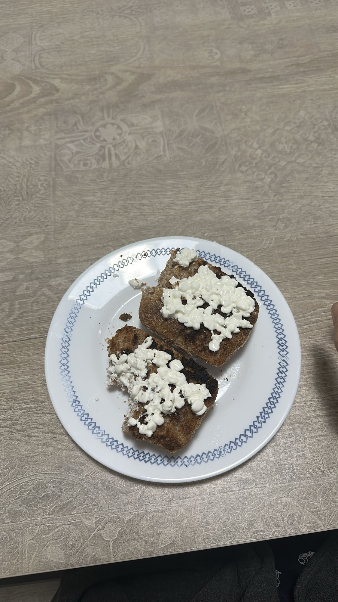 Tostadas integrales con queso cottage y kiwi