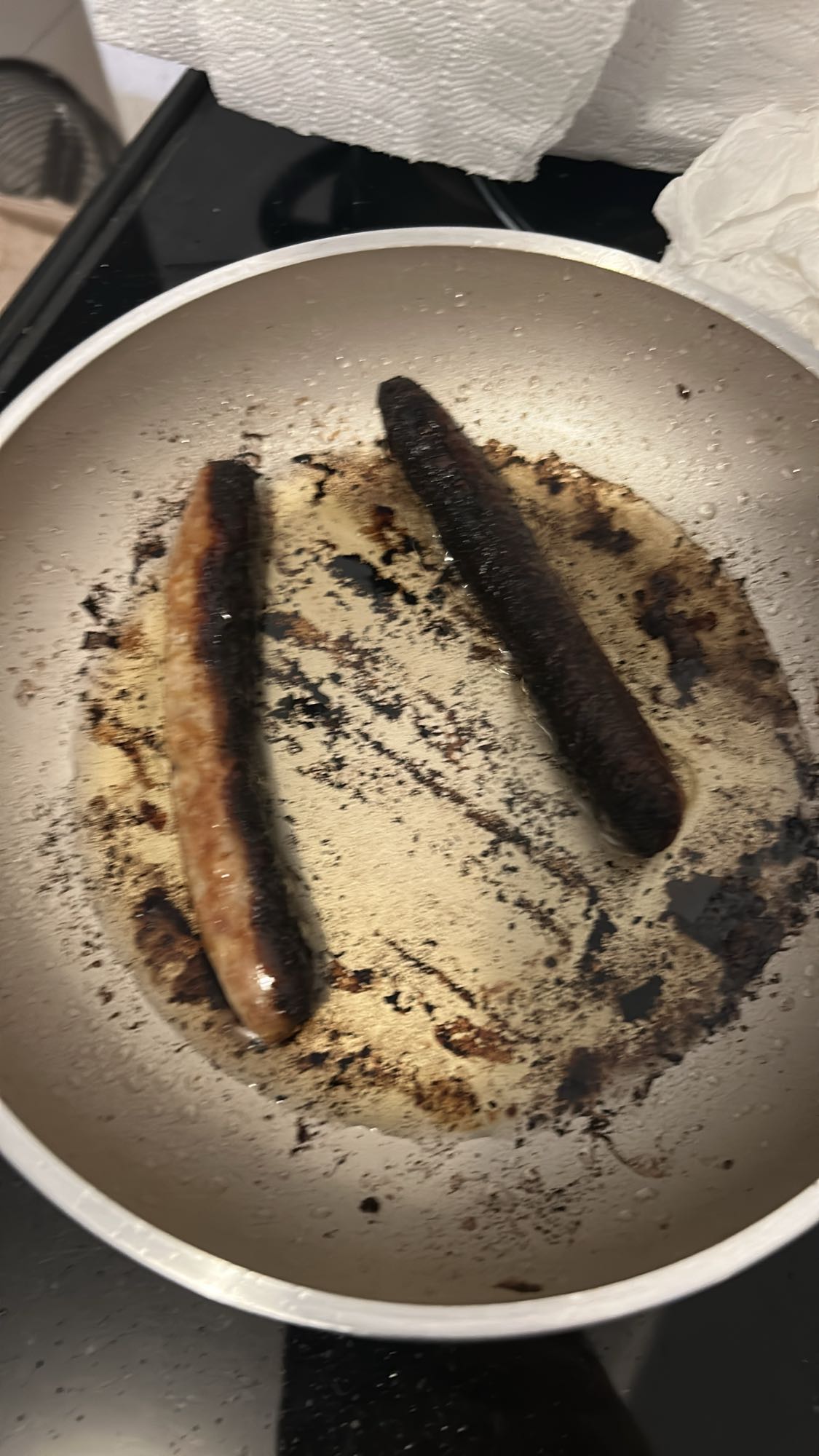 Saucisses brûlées à la poêle