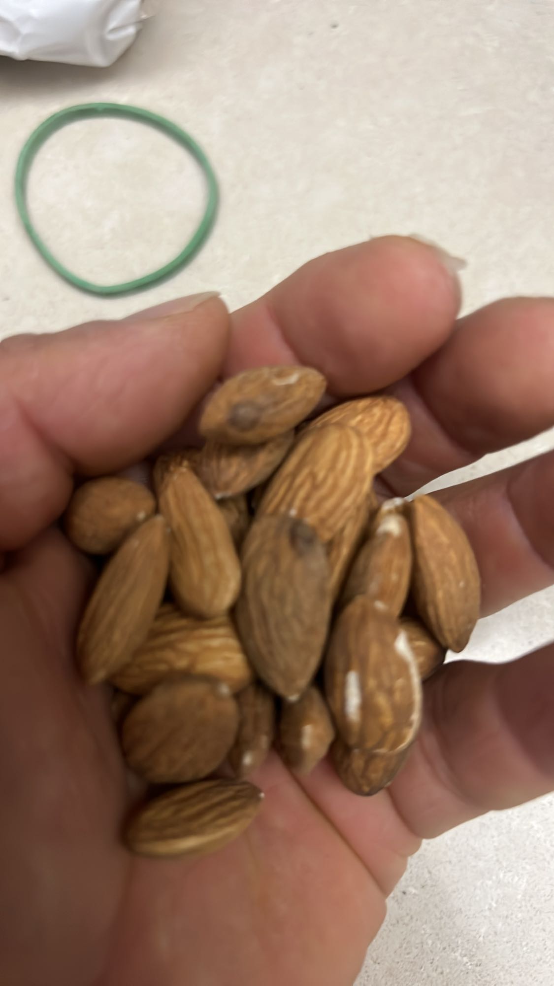 Badem atıştırmalığı