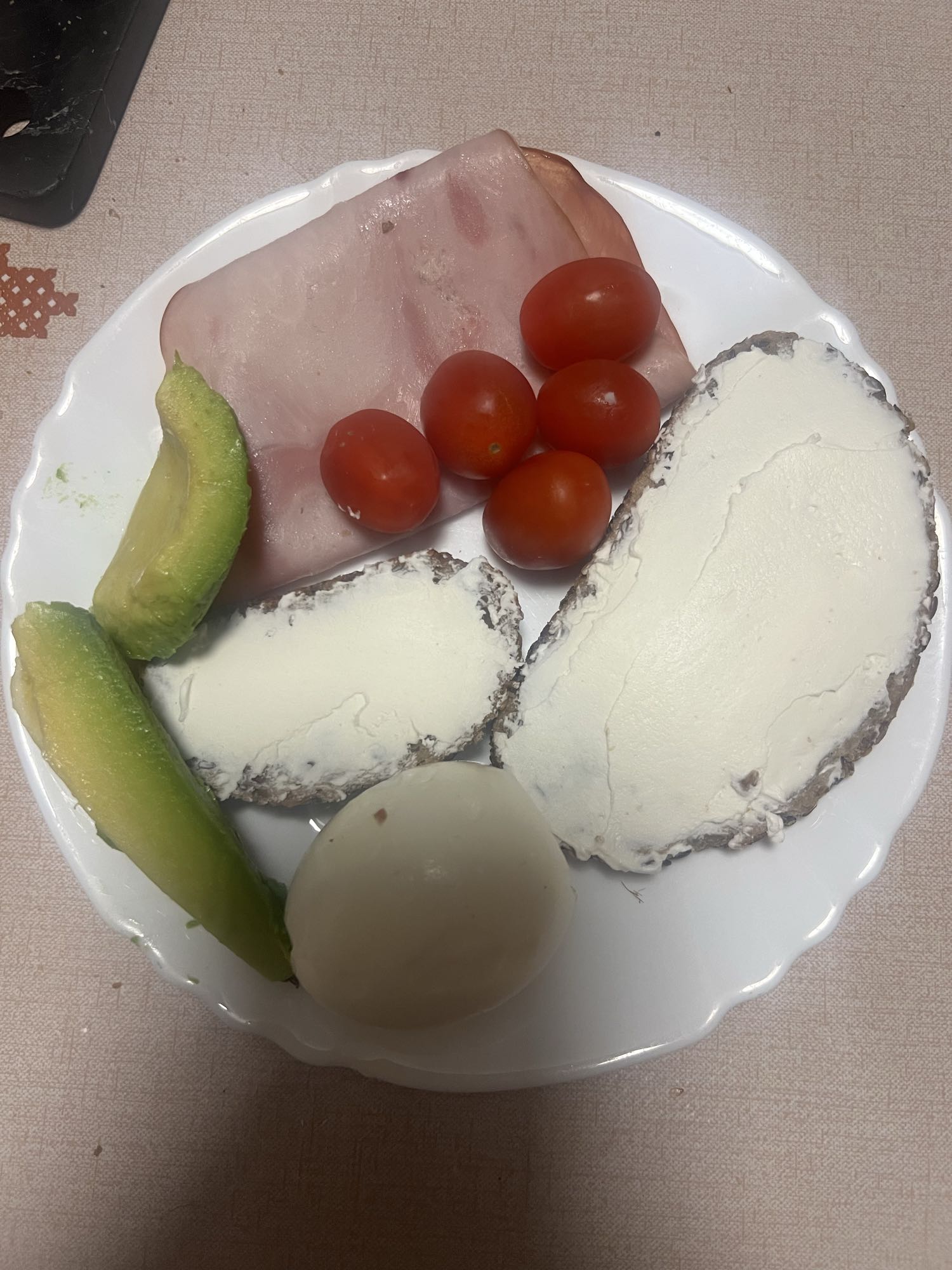 Mic dejun cu ou, brânză și șuncă