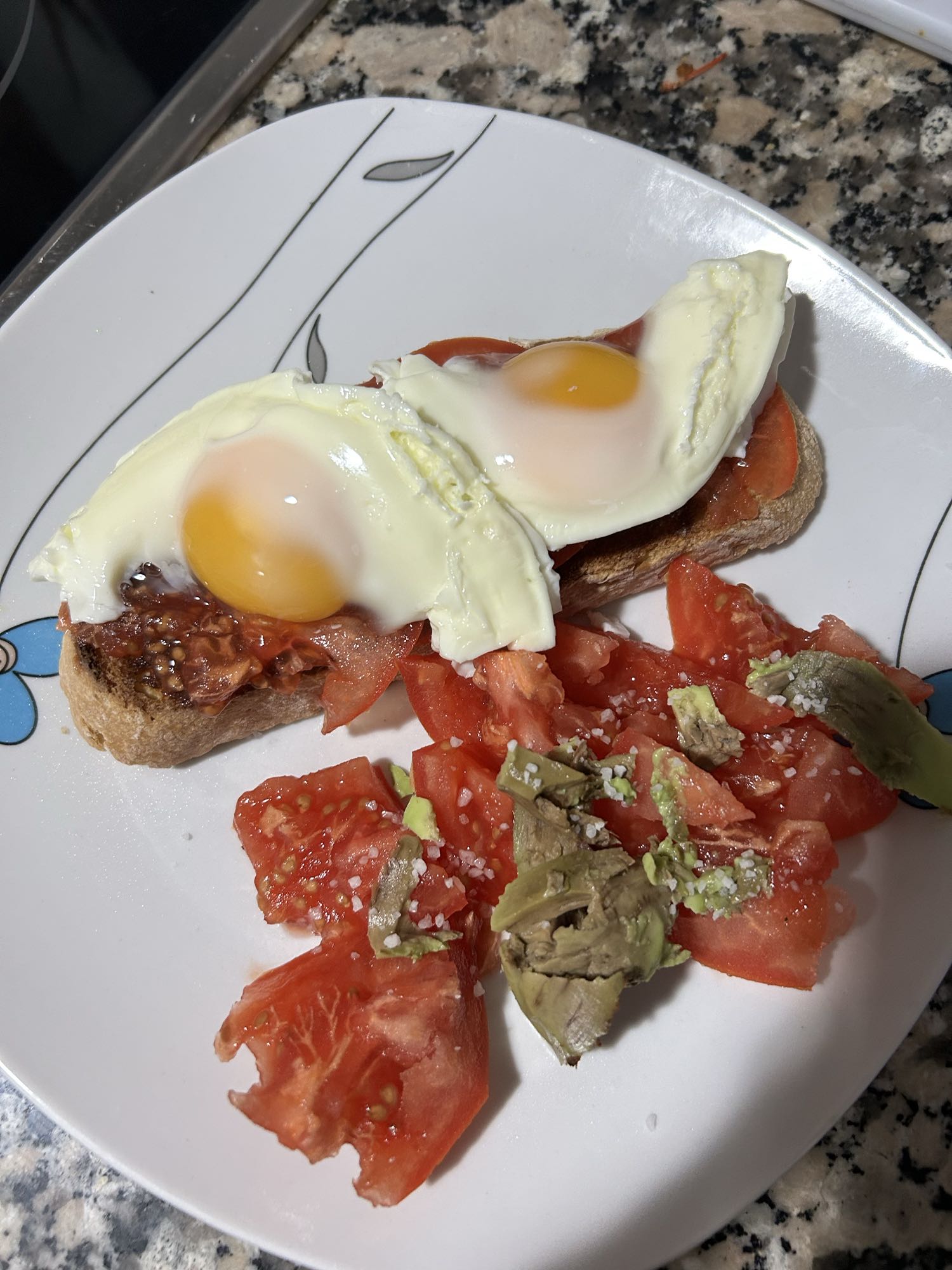 Tostada con huevo y tomate