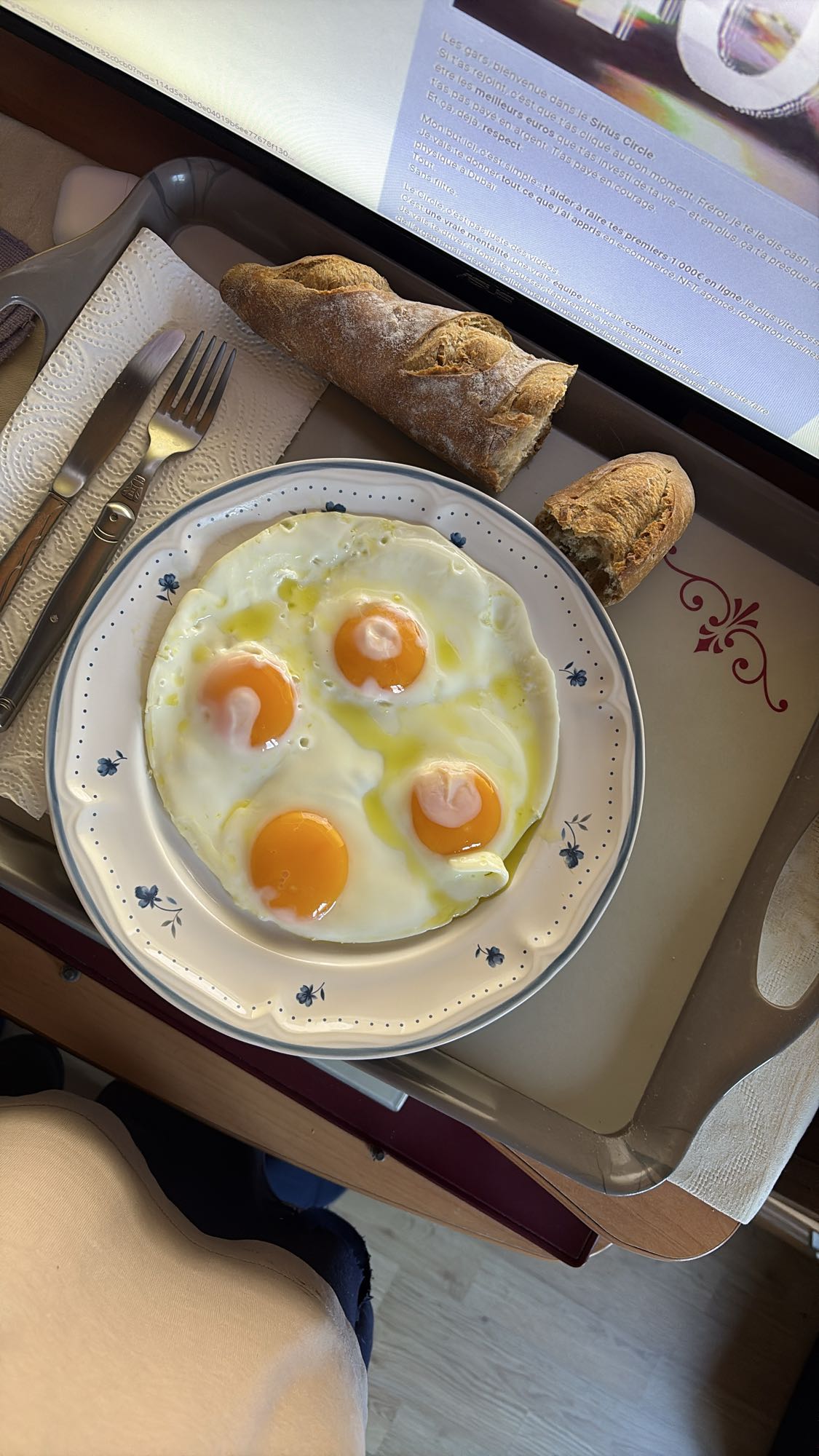 Oeufs au plat et baguette
