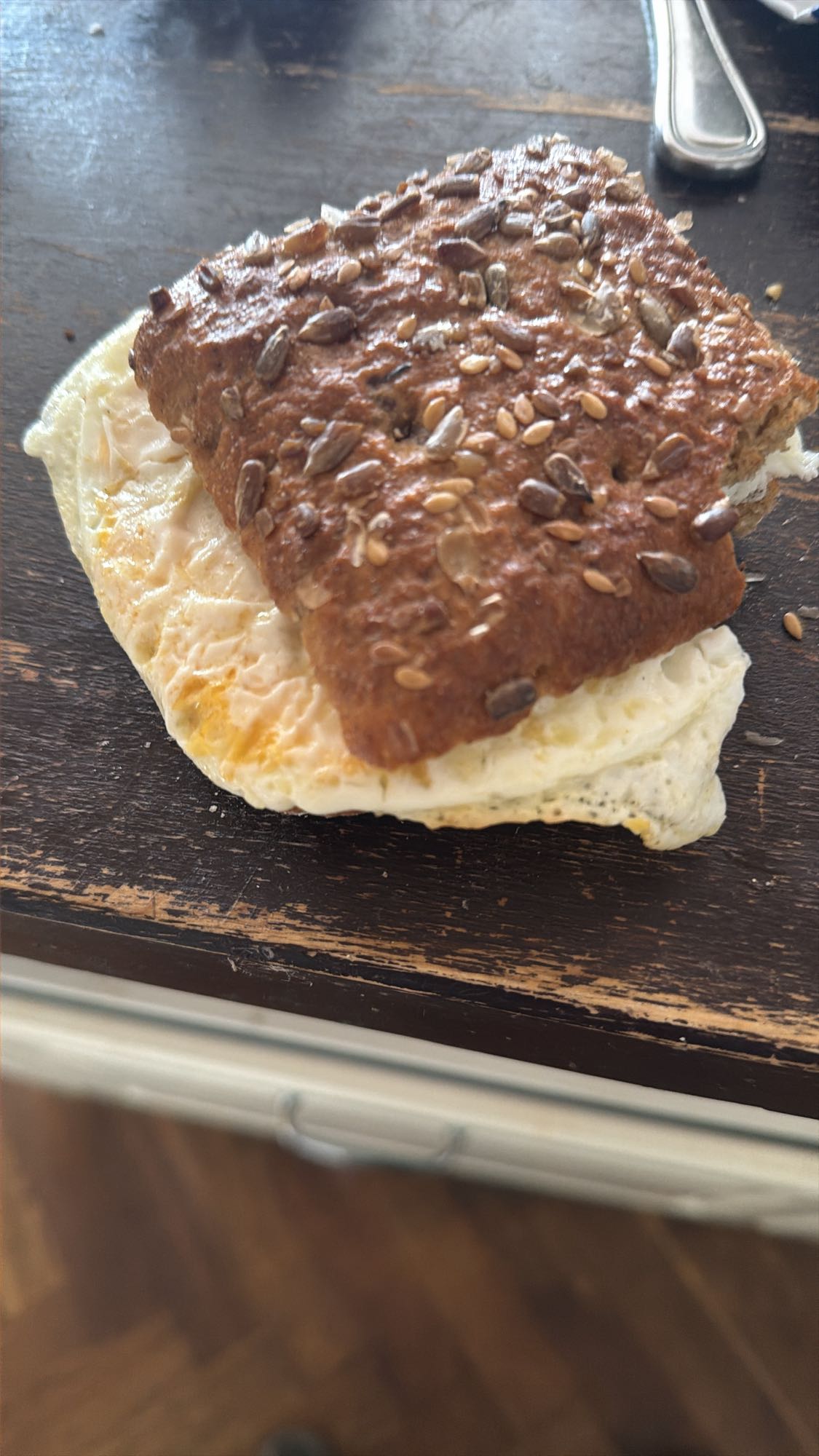 Äggsmörgås med fröbröd