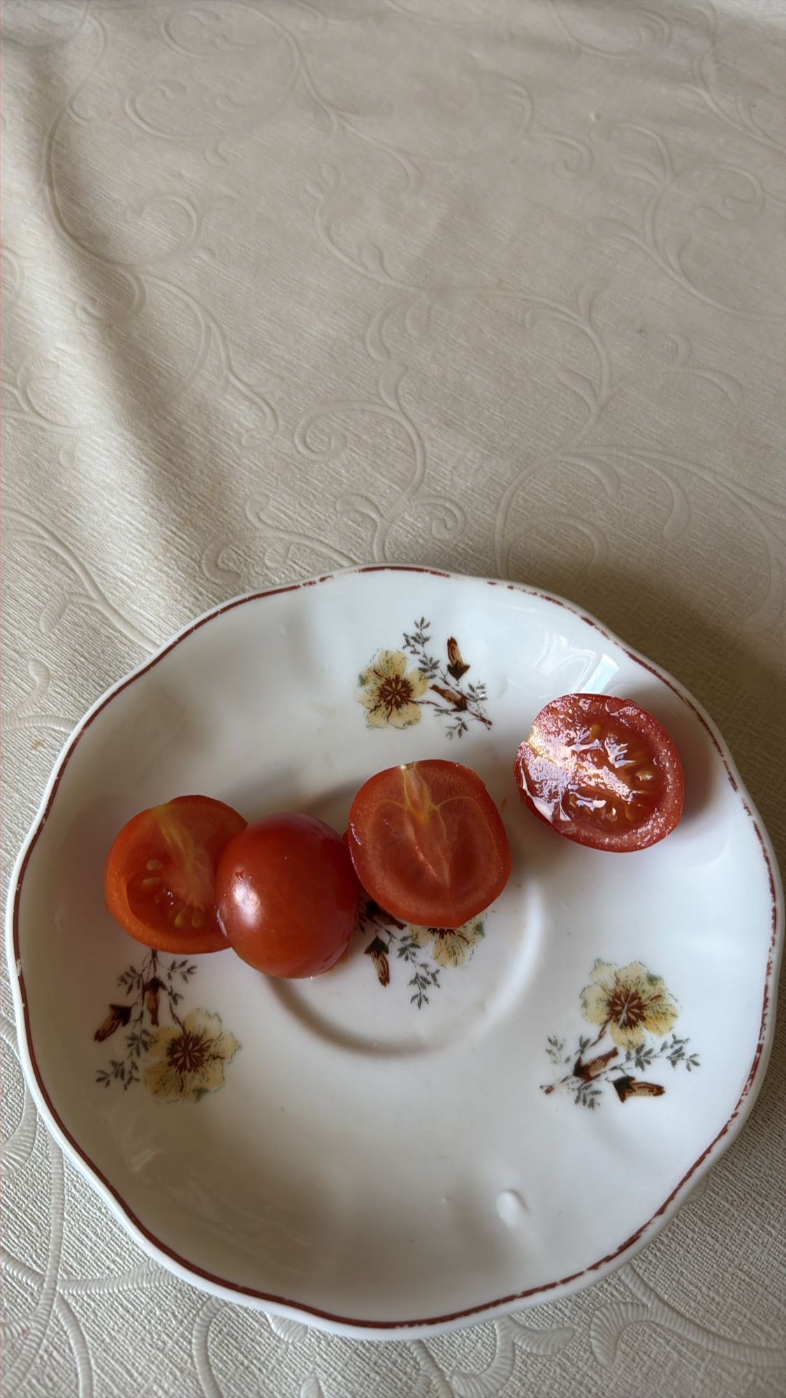 Roșii cherry pe farfurie