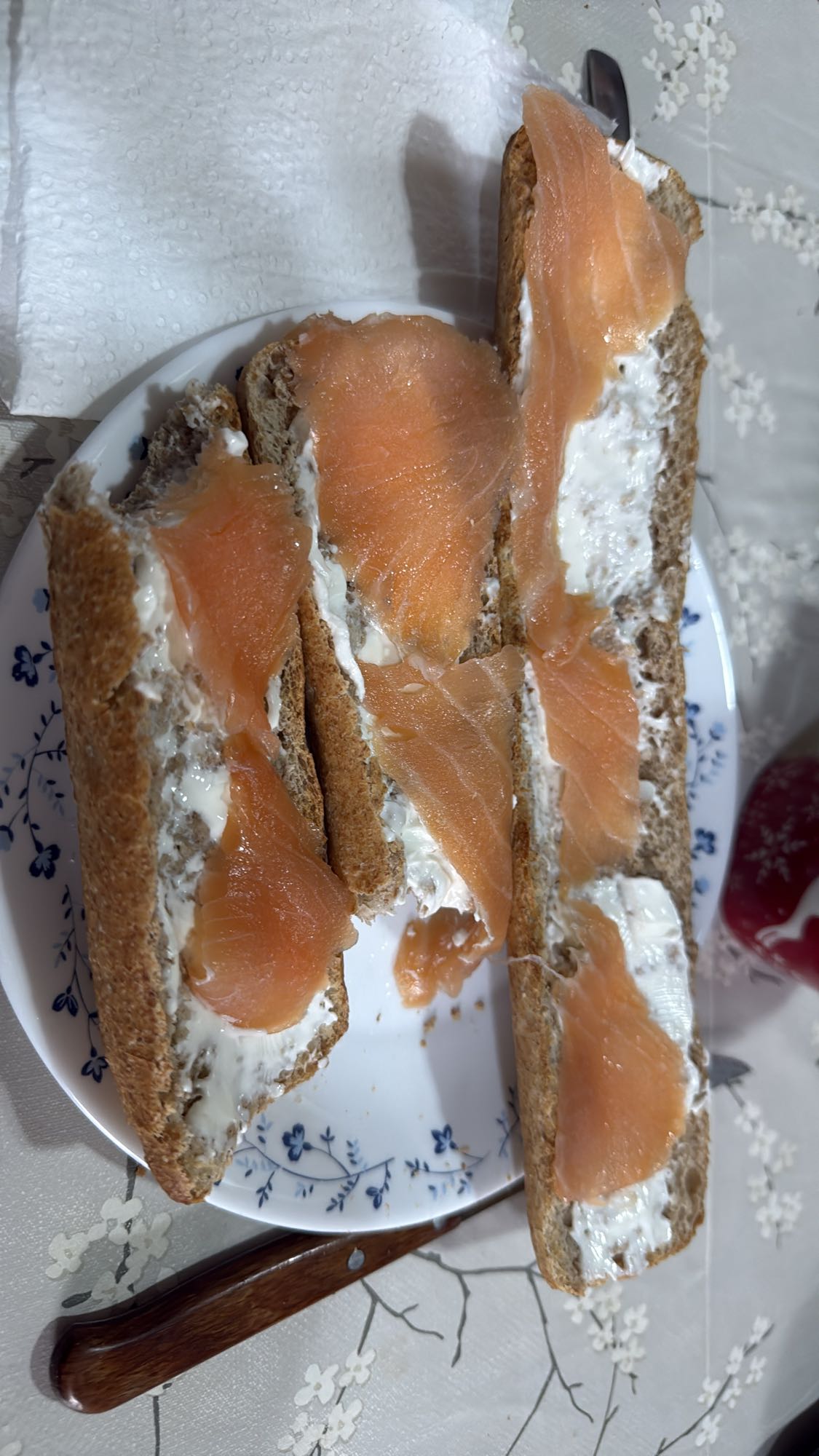 Baguette con salmón y queso