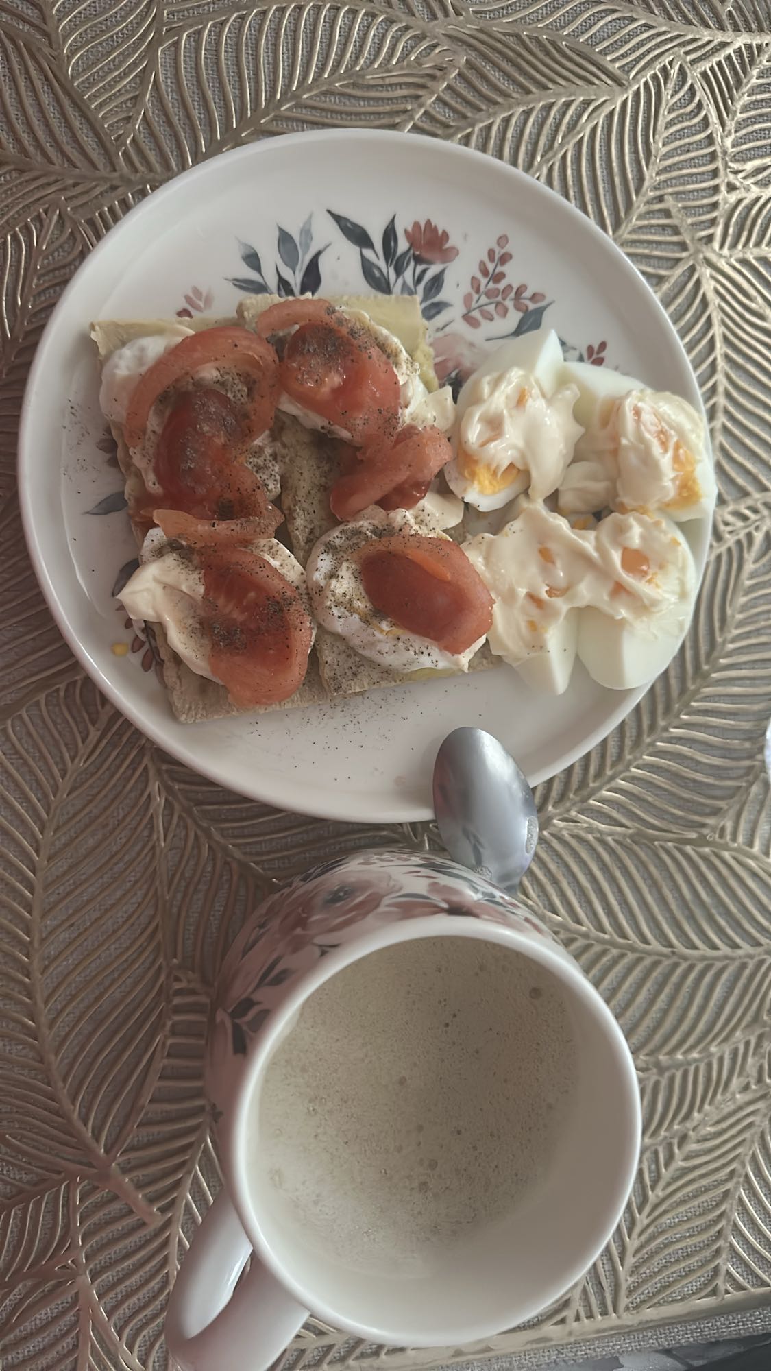 Jajka, chrupkie pieczywo, kawa