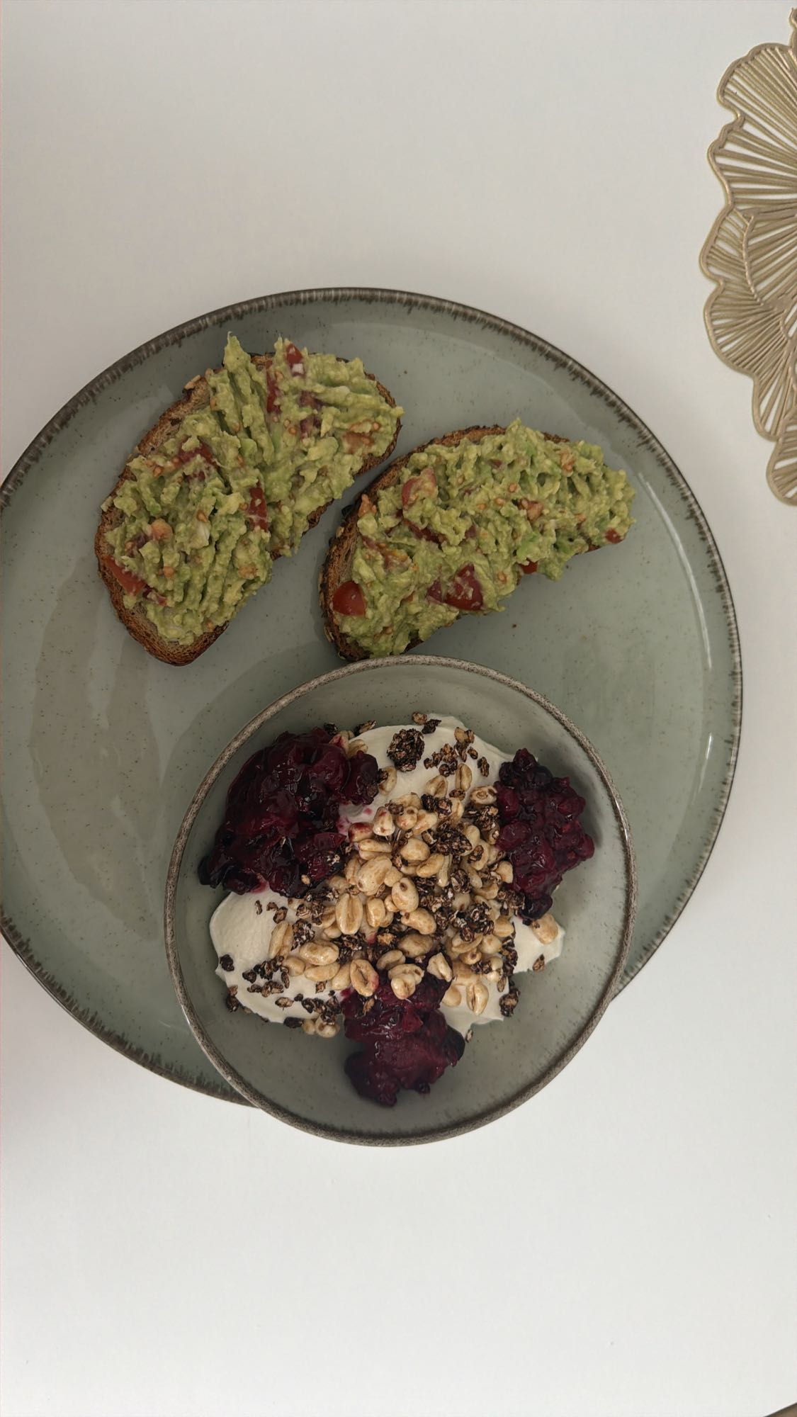 Mic dejun cu avocado și iaurt