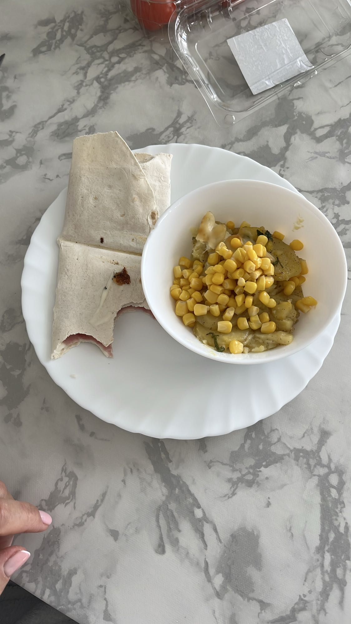 Wrap cu șuncă și salată de porumb