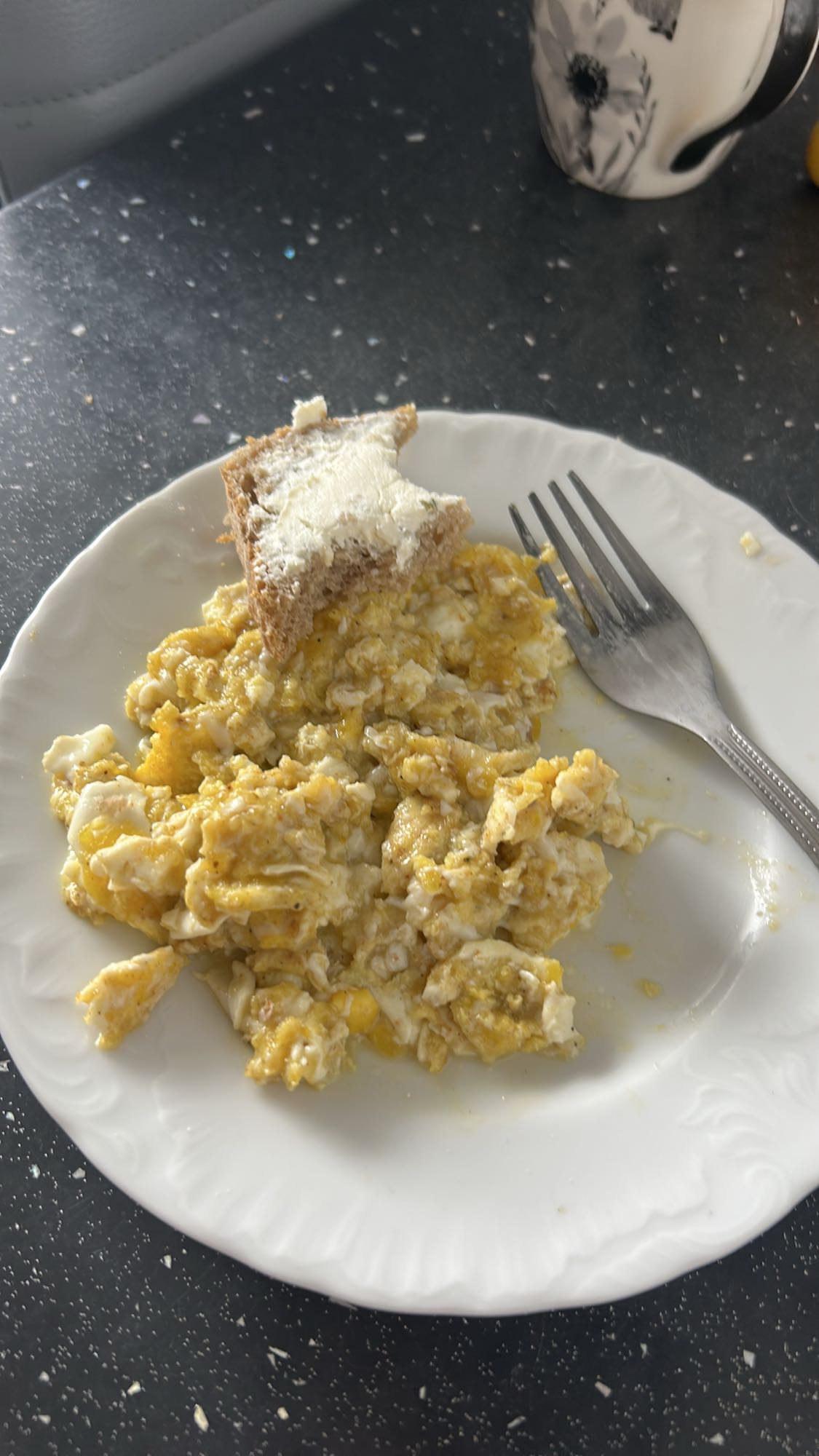 Jajecznica z chlebem