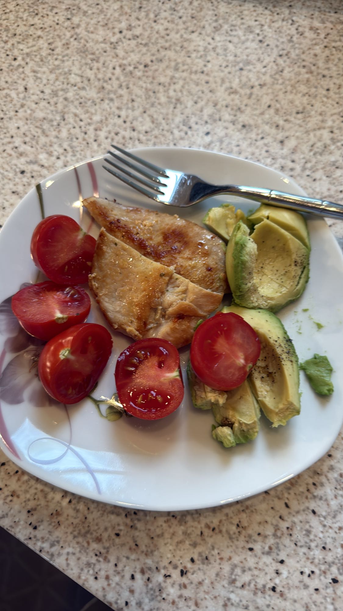 Kipfilet met avocado en tomaat