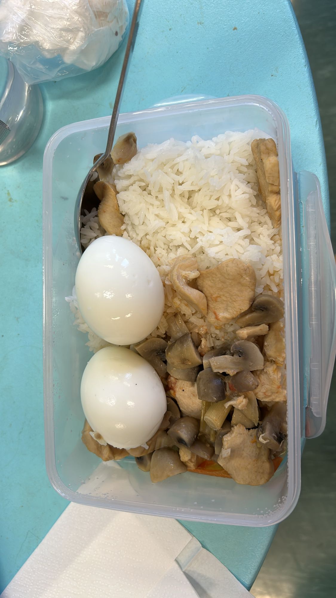 Kylling, ris og eggboks