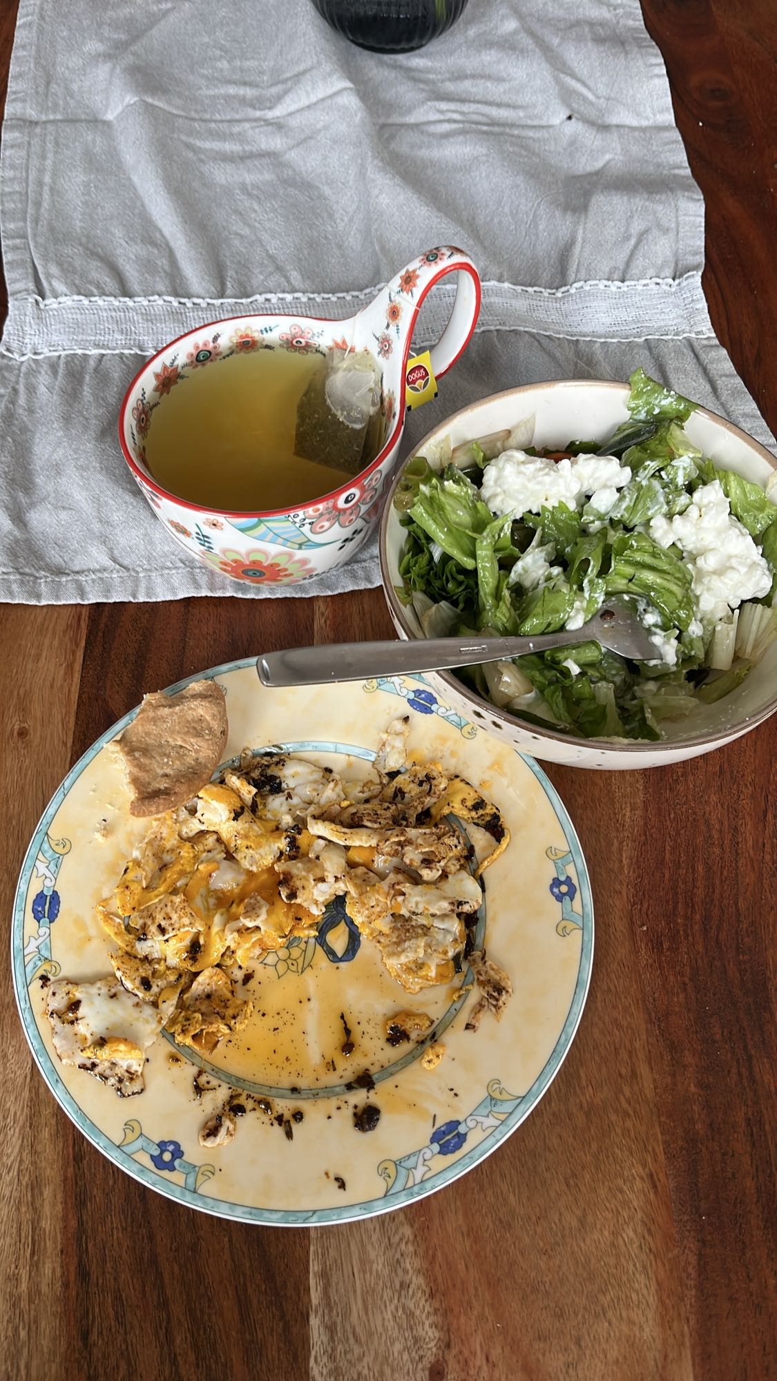 Yumurtalı salata ve çay