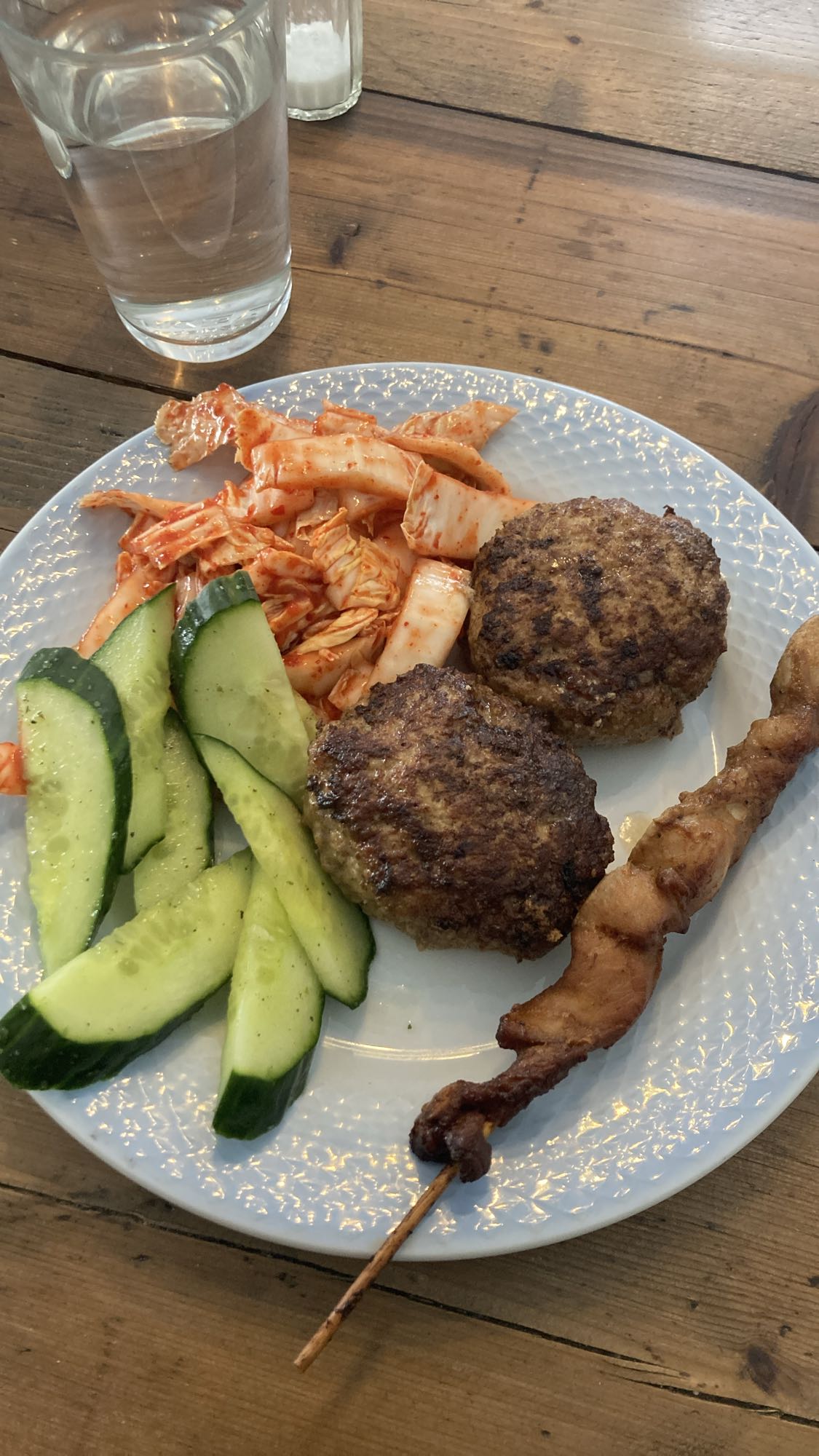 Köttfärsbiffar med grönsaker och fläskspett