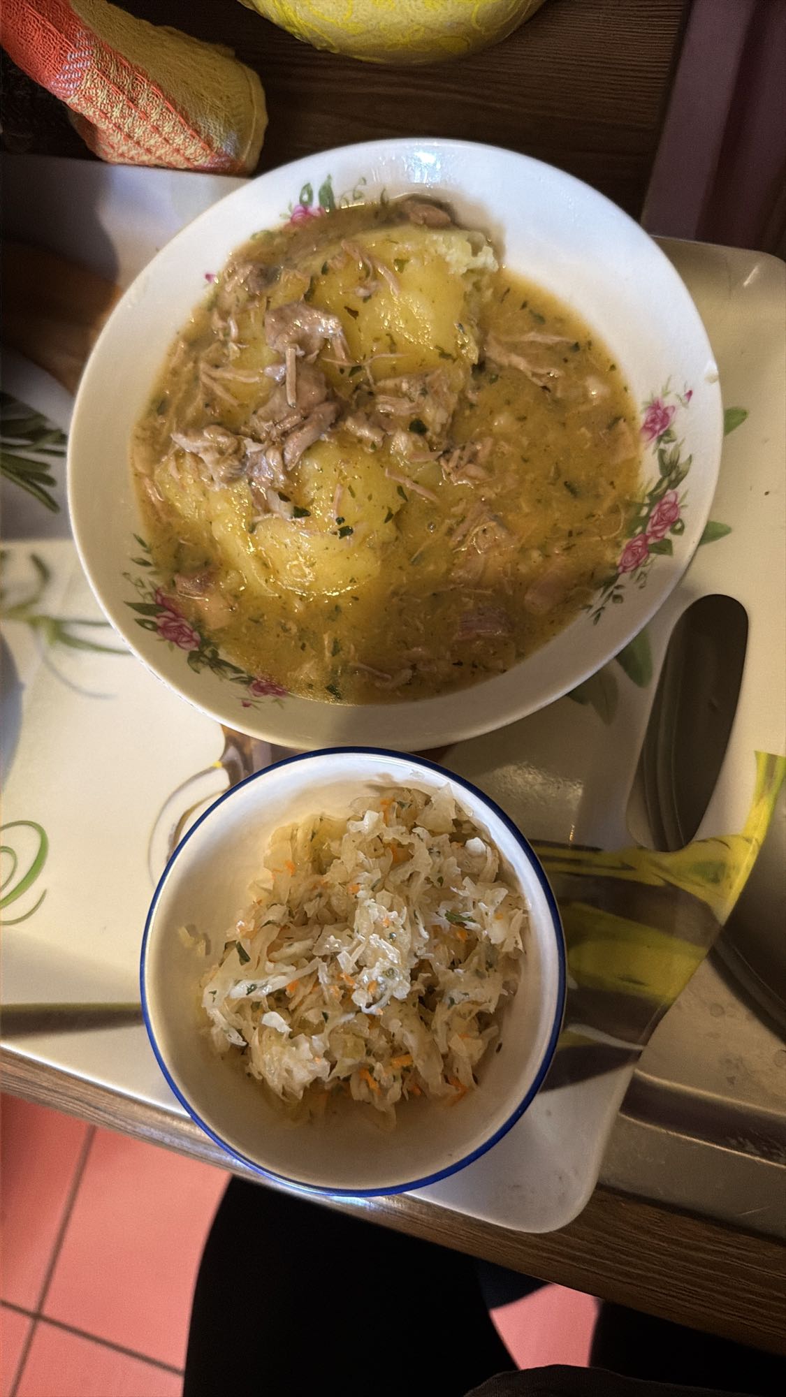 duszony kurczak z ziemniakami i surówką