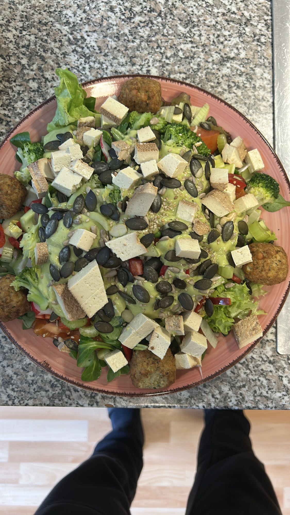 Ensalada con tofu y falafel