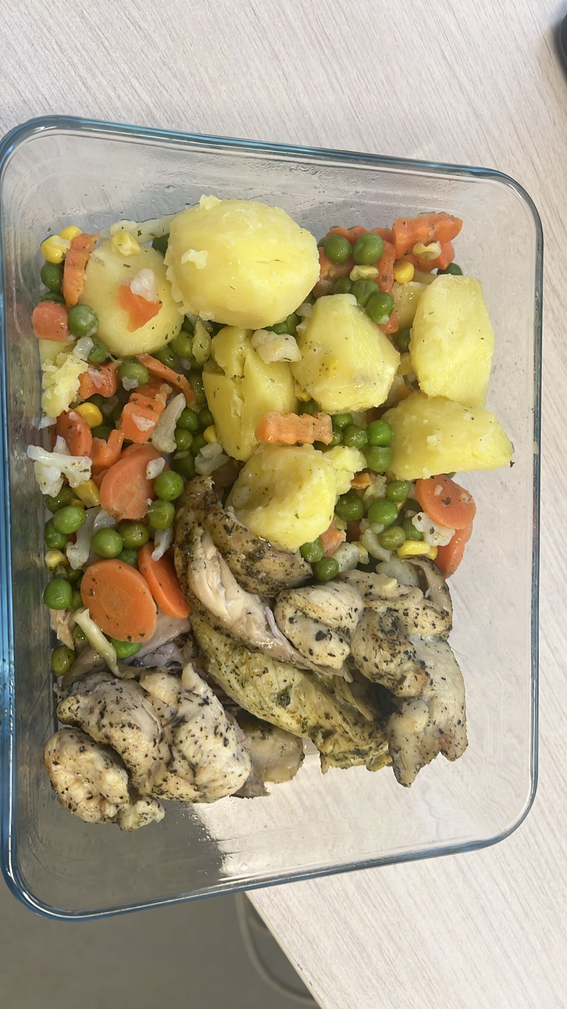 Pałki i pierś z kurczaka z warzywami i ziemniakami