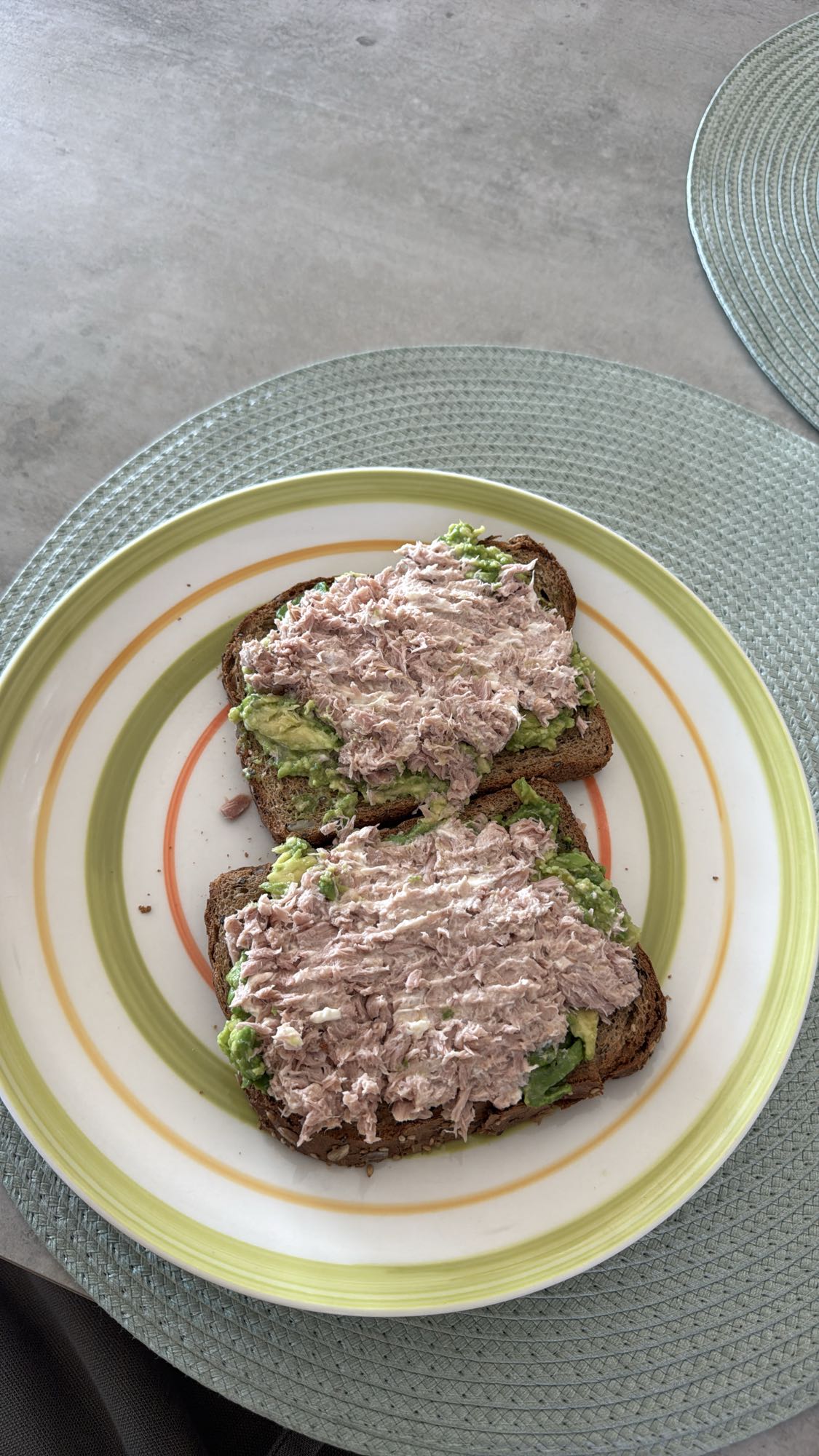 Tostadas de atún y aguacate