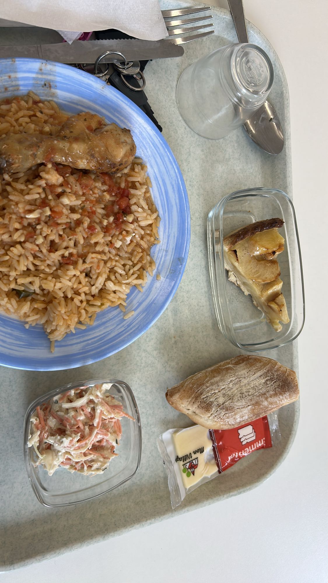 Poulet riz, salade, tarte