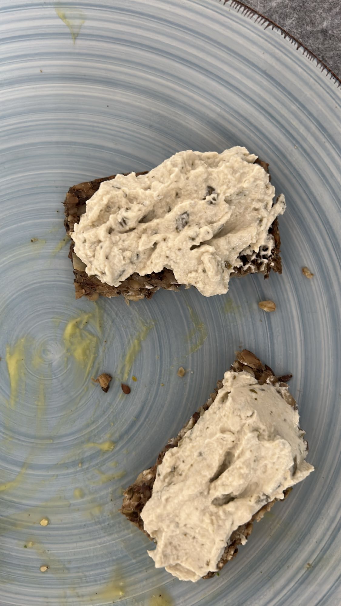 pan de semillas con paté vegano