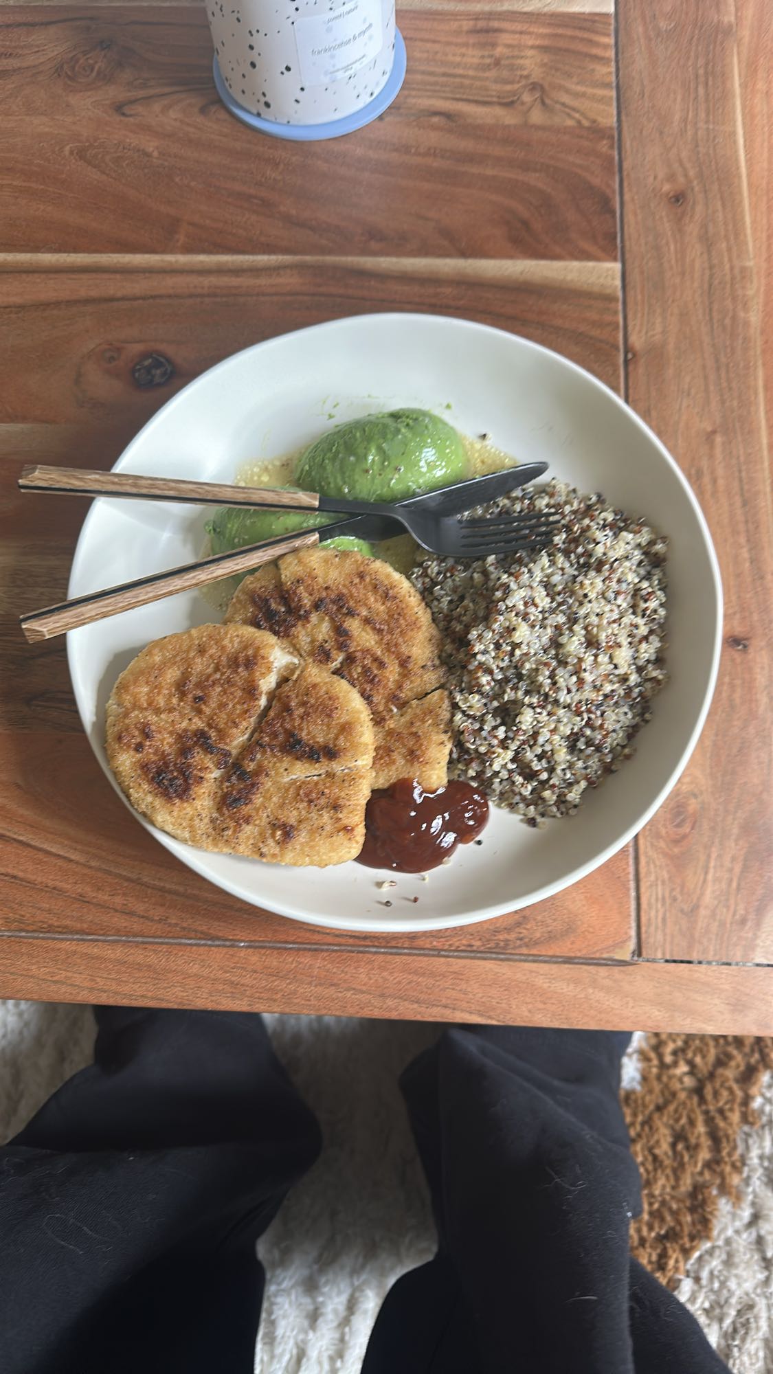 Poulet pané, quinoa, avocat