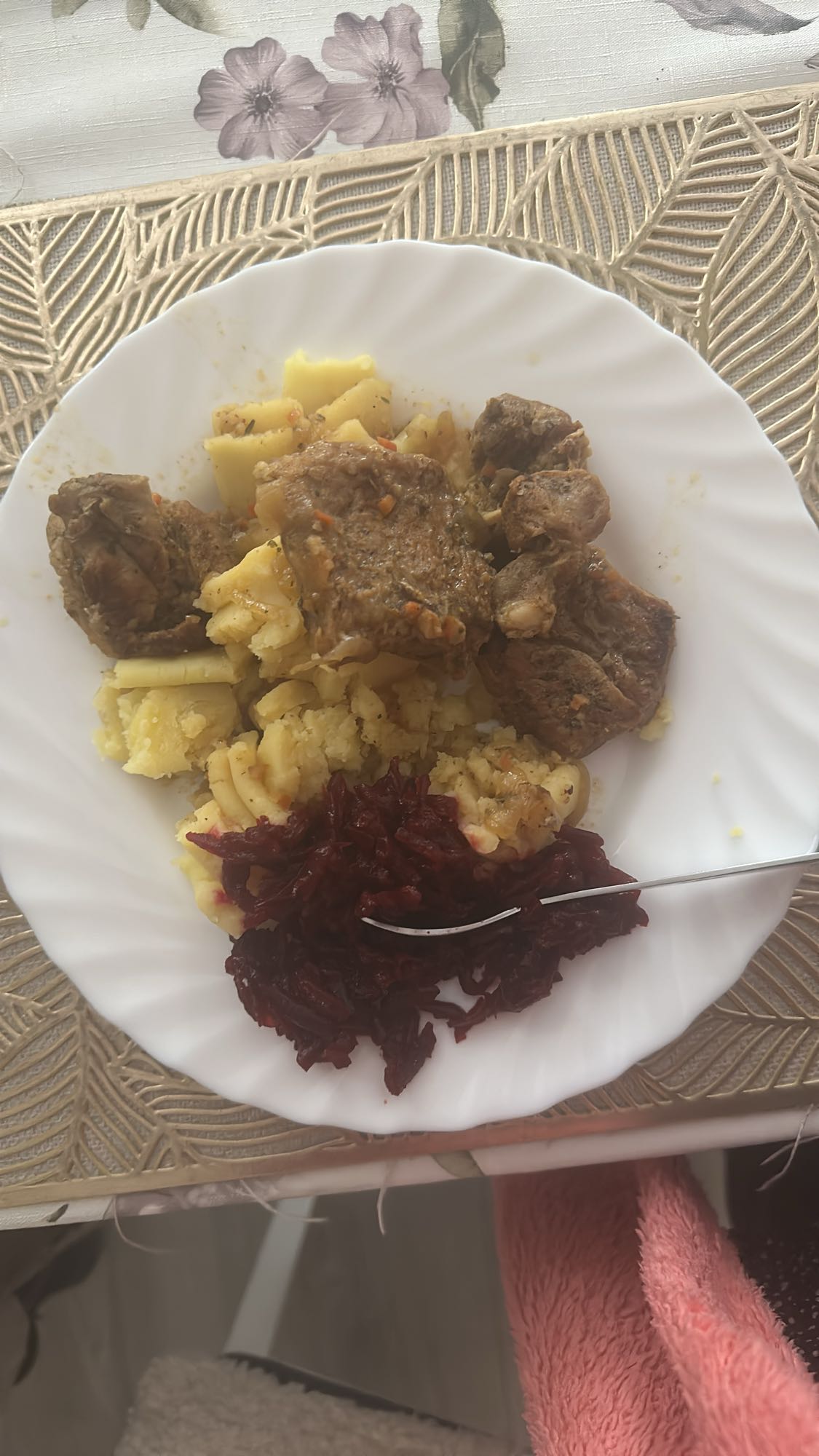 Gulasz z ziemniakami i buraczkami