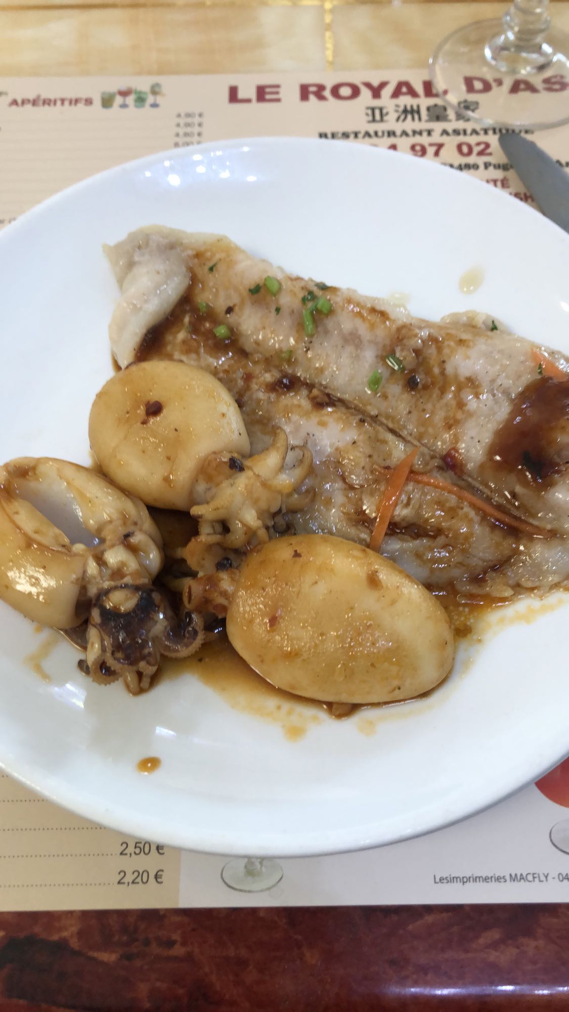 Poisson et calmars sauce