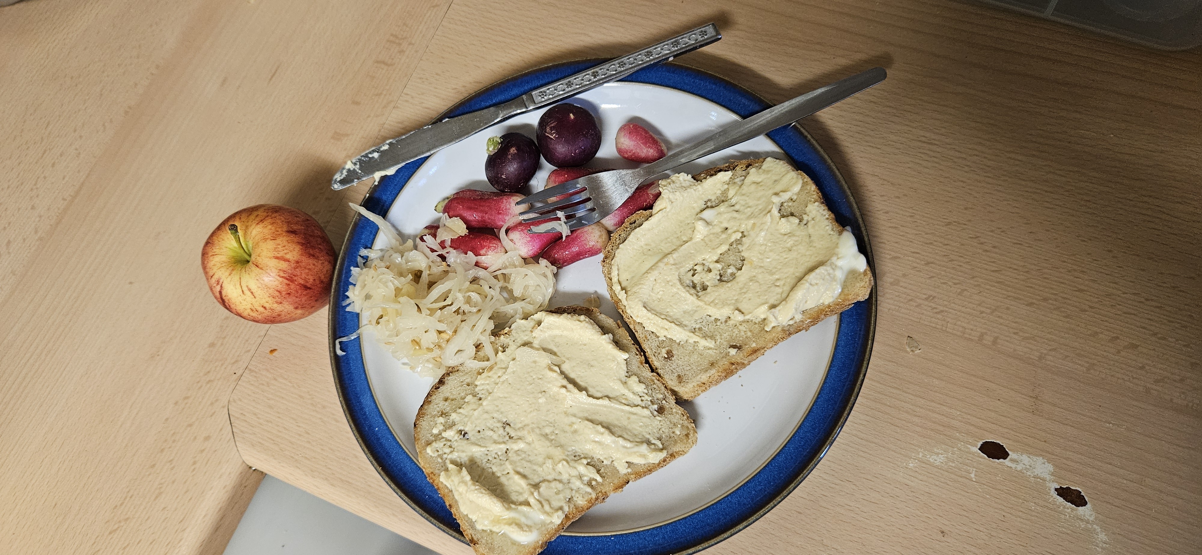 Hummus toast & veggies