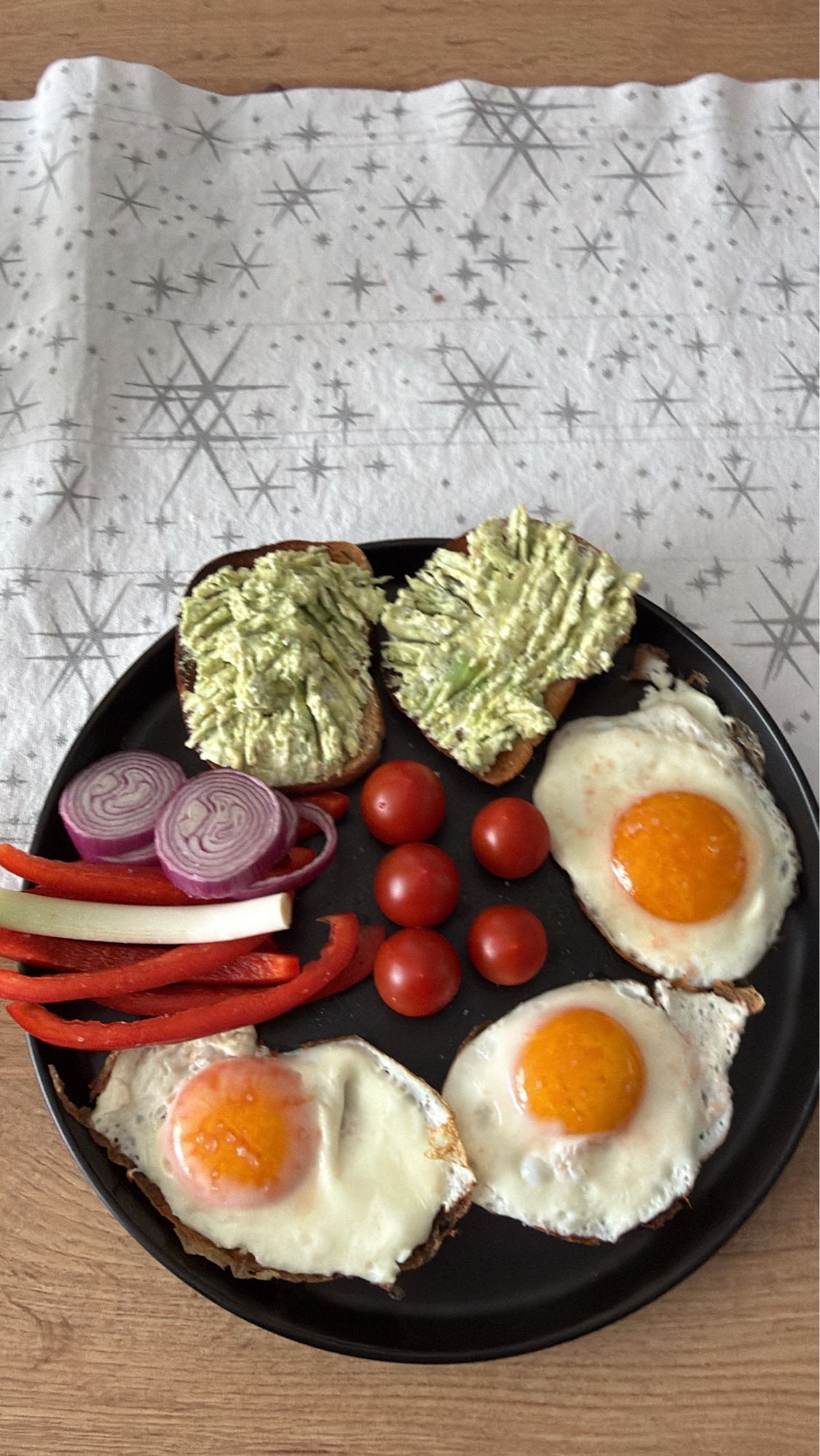 Mic dejun cu ouă și avocado