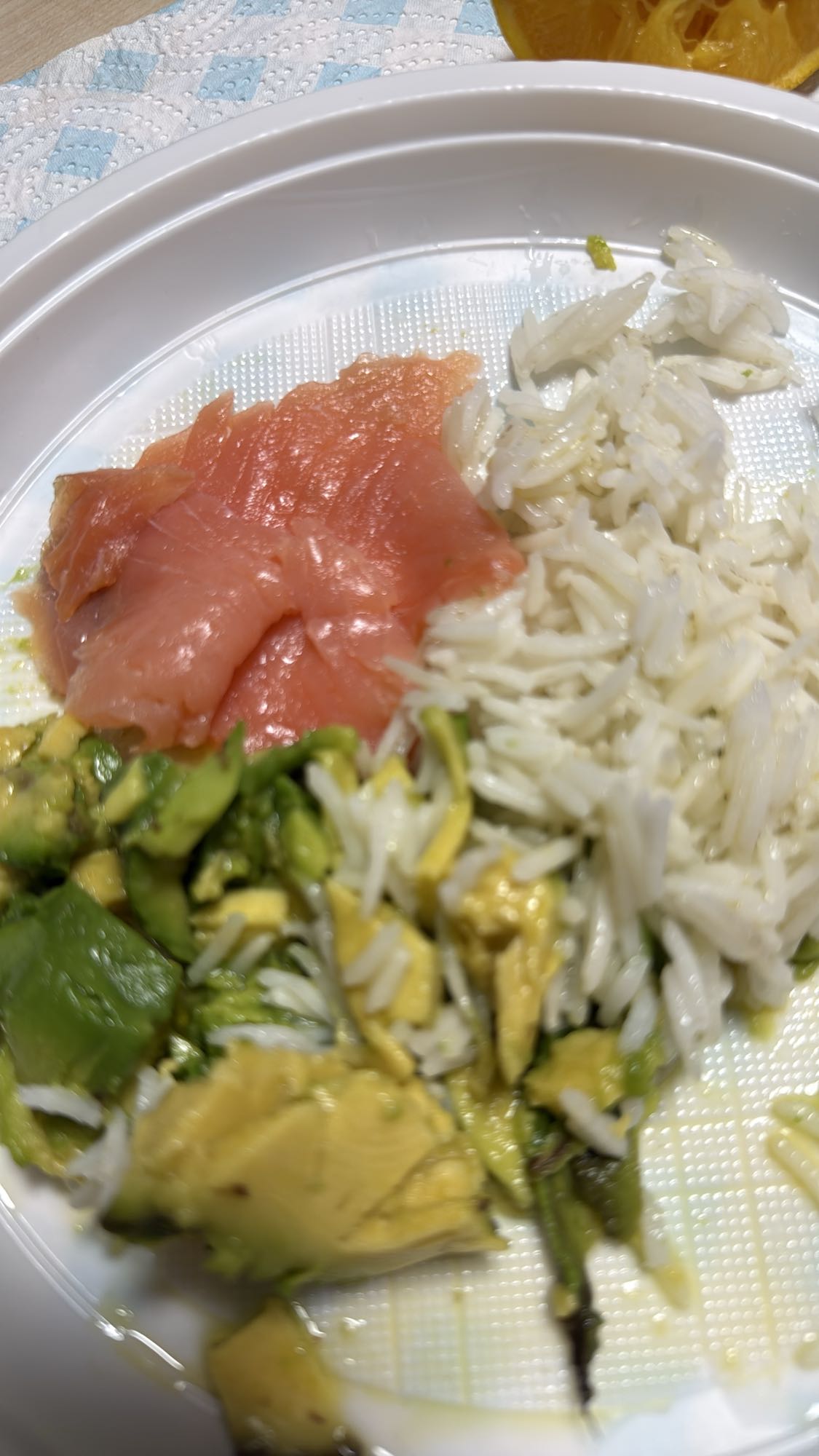 Salmón, arroz y aguacate